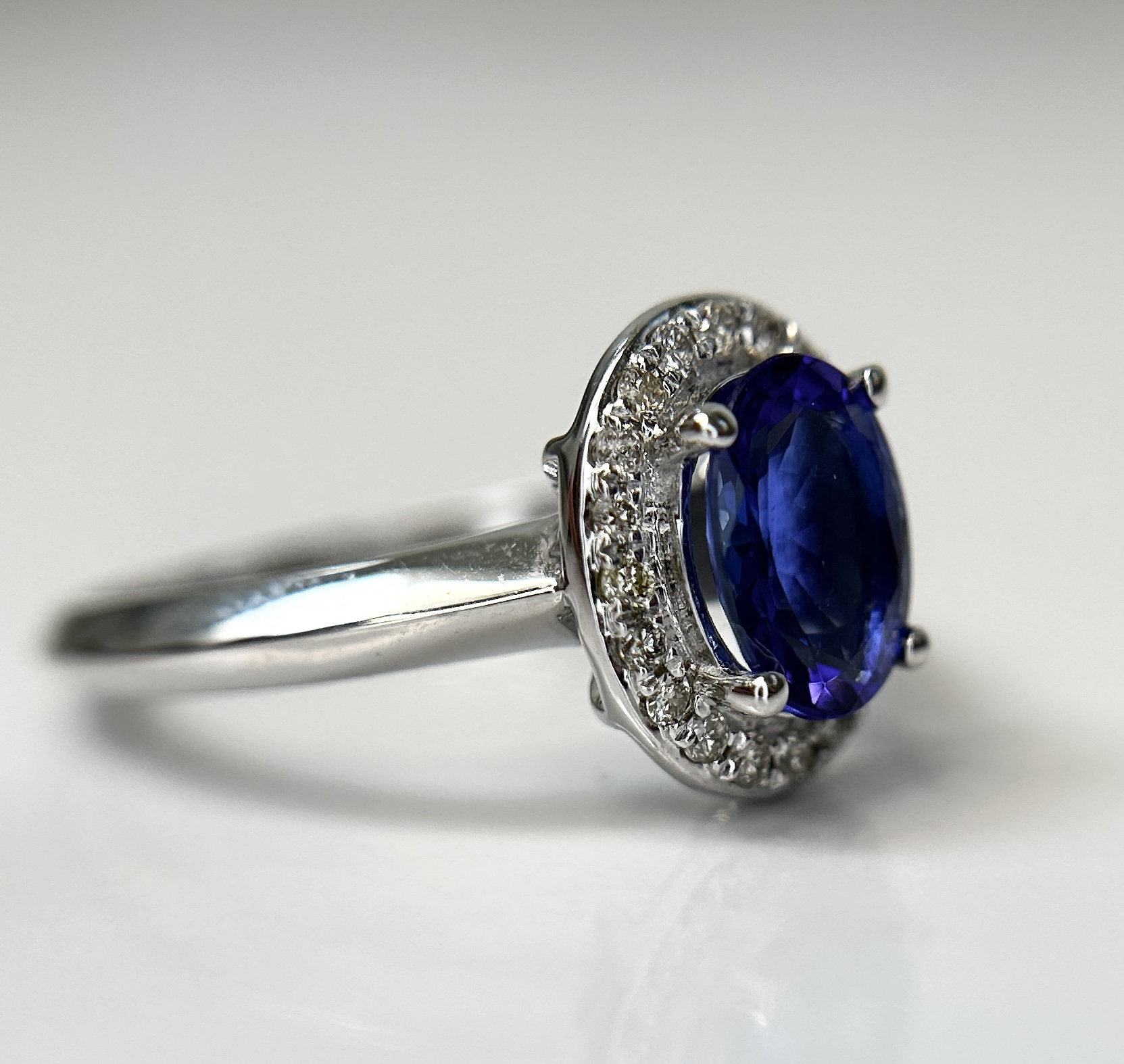 Beautiful Natural Tanzanite Ring With Diamonds and 18k Gold - Image 8 of 9