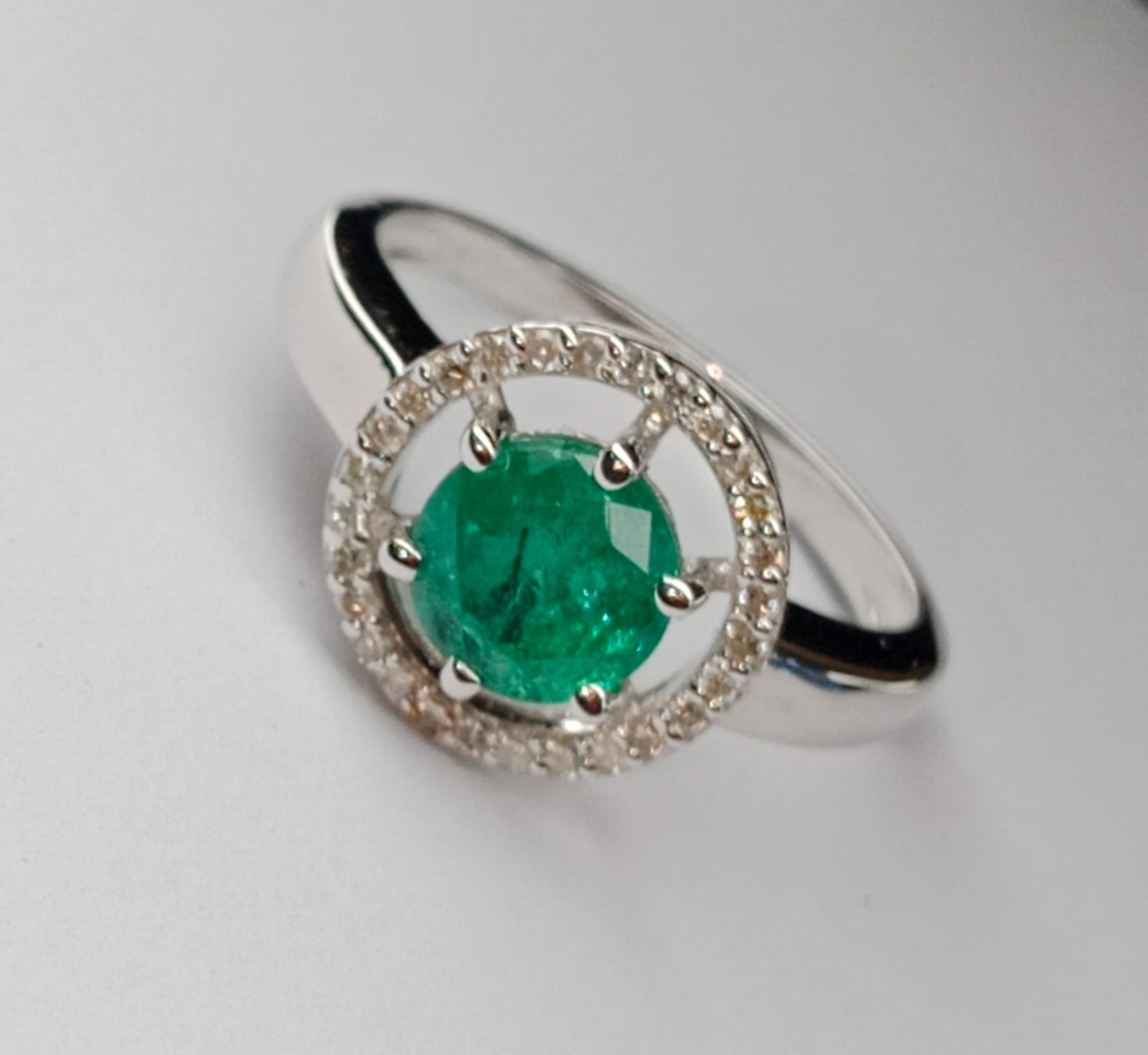 Beautiful Natural Emerald Ring With Natural Diamonds and 18k Gold - Image 5 of 8