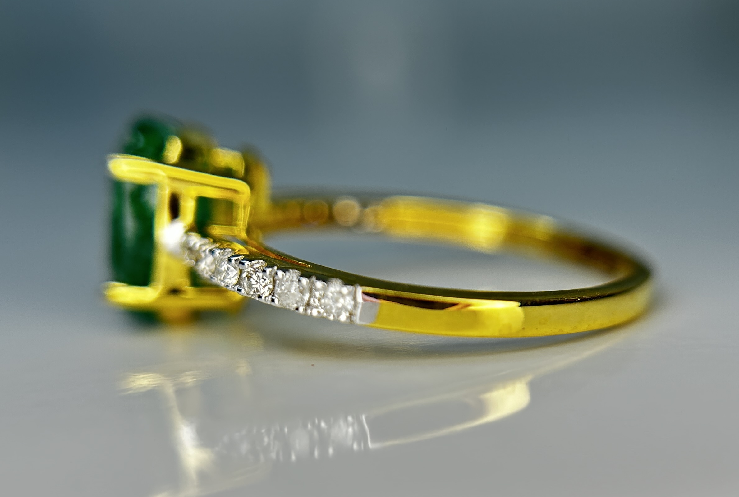 Beautiful Natural Emerald 2.02 CT With Natural Diamonds & 18k Gold - Image 3 of 8