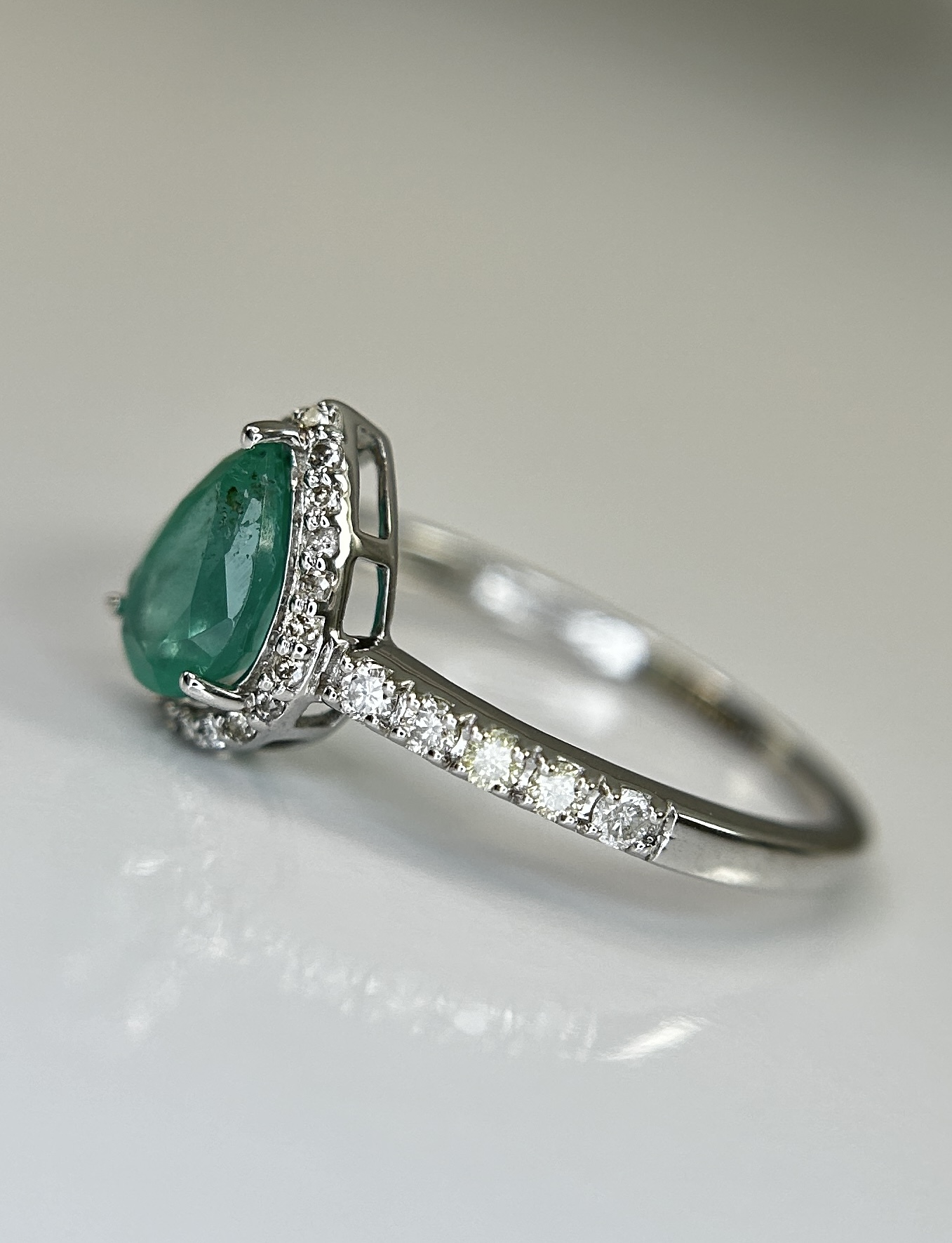 Beautiful Natural Emerald 0.68 CT With Natural Diamonds & 18k Gold - Image 4 of 9