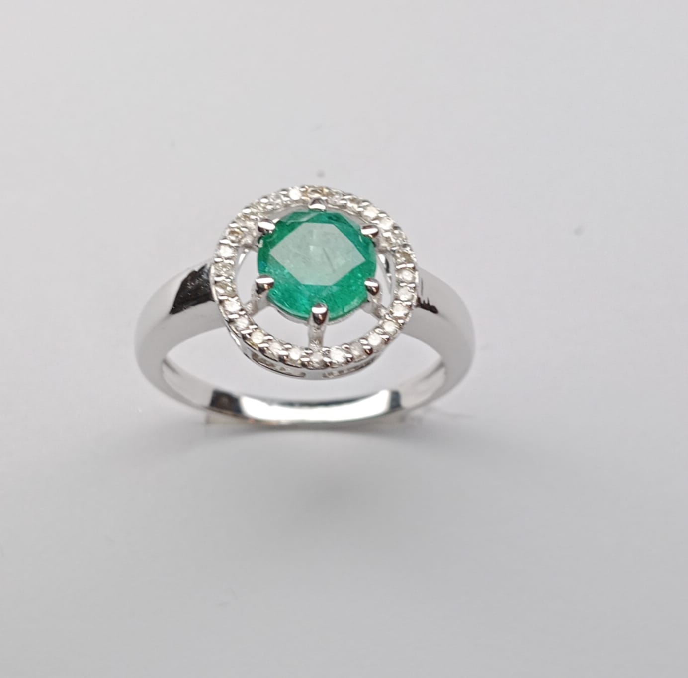 Beautiful Natural Emerald Ring With Natural Diamonds and 18k Gold - Image 4 of 8