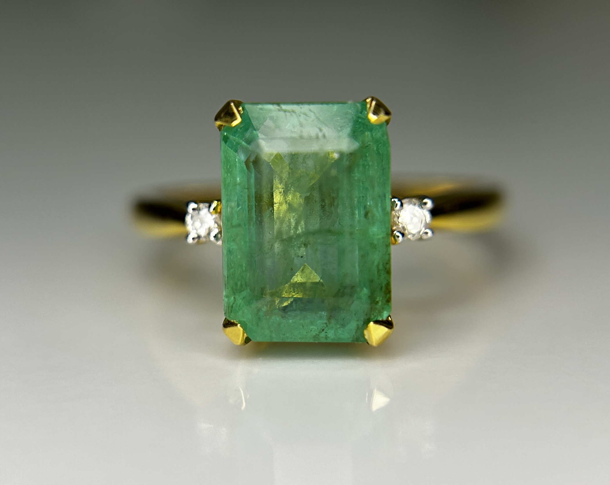 Beautiful Natural Emerald 3.51 CT With Natural Diamonds & 18k Gold - Image 2 of 11