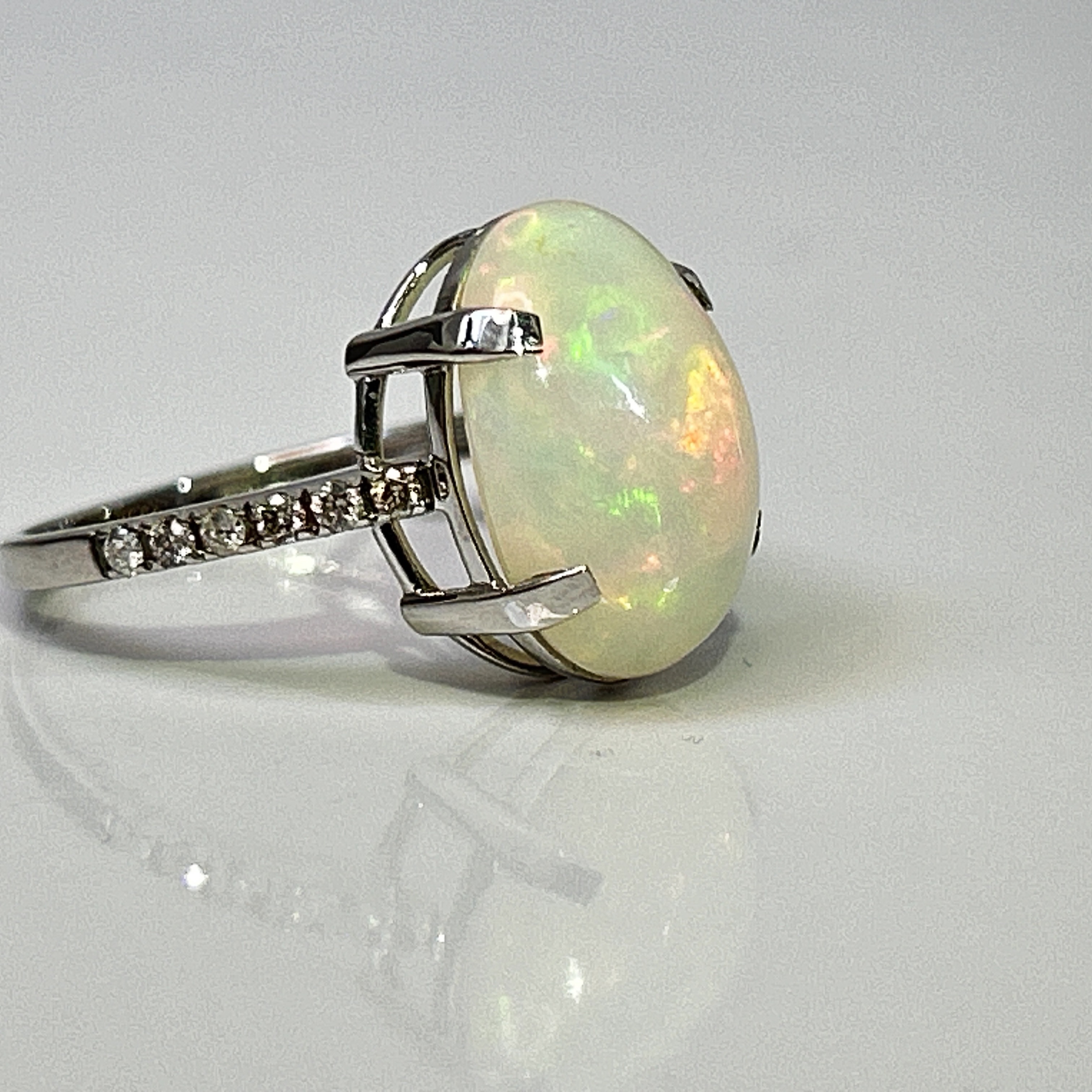 Beautiful Natural Opal 3.86 CT Ring With Natural Diamond and 18k Gold - Image 6 of 14