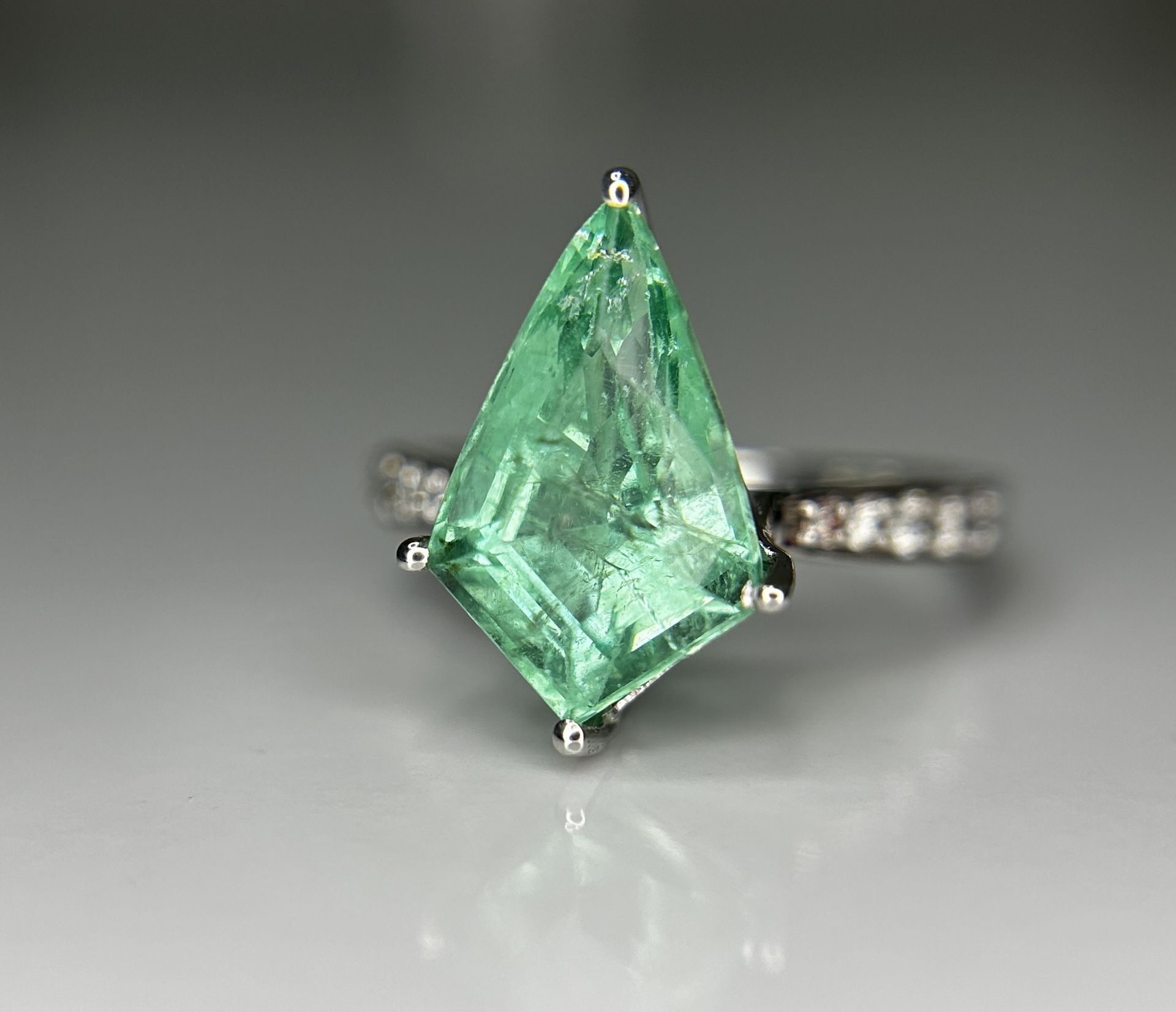 Beautiful Natural Columbian Emerald 3.63 CT With Natural Diamonds & 14k Gold - Image 4 of 13