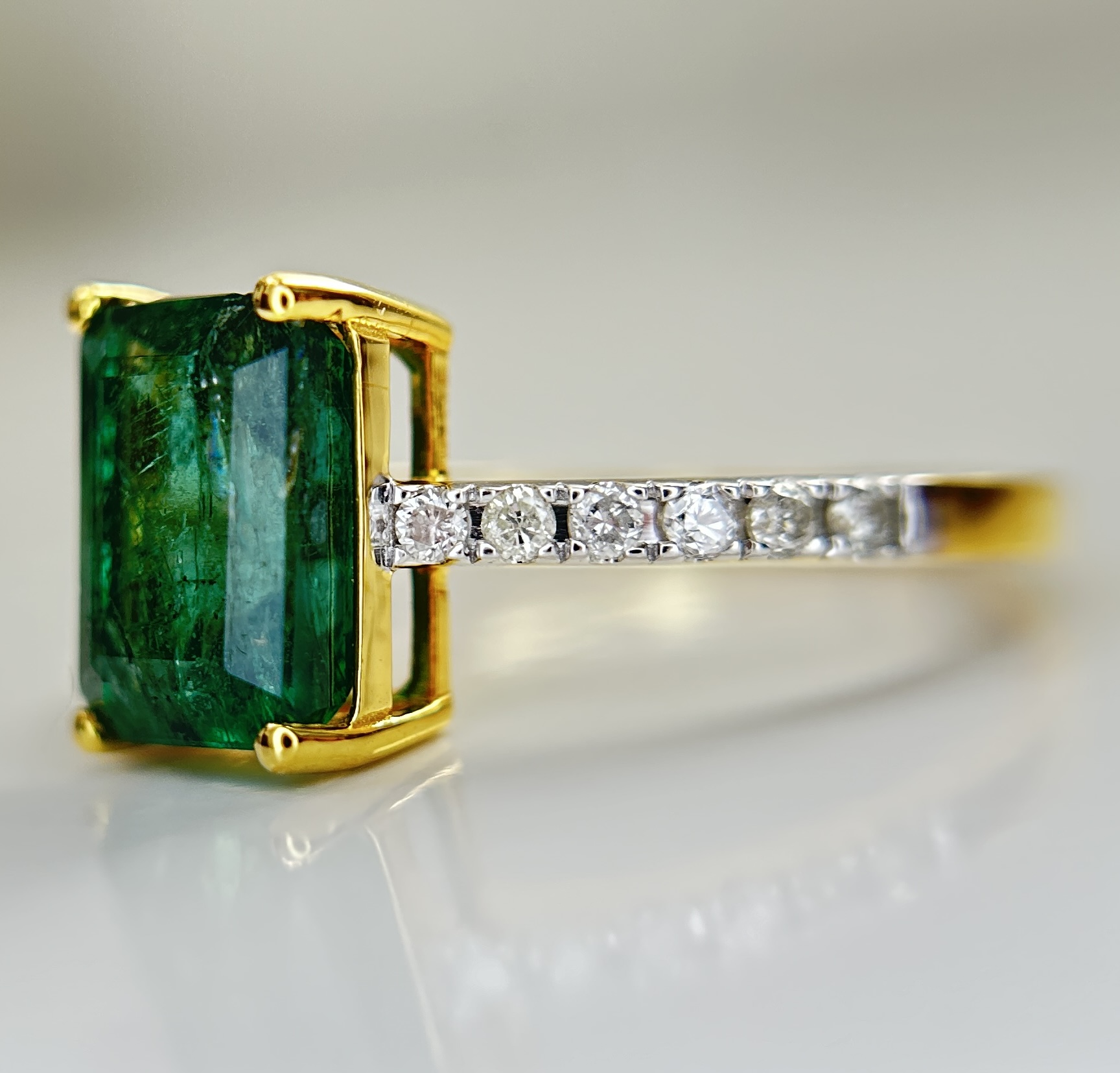 Beautiful Natural Emerald 2.41 CT With Natural Diamonds & 18k Gold - Image 5 of 9