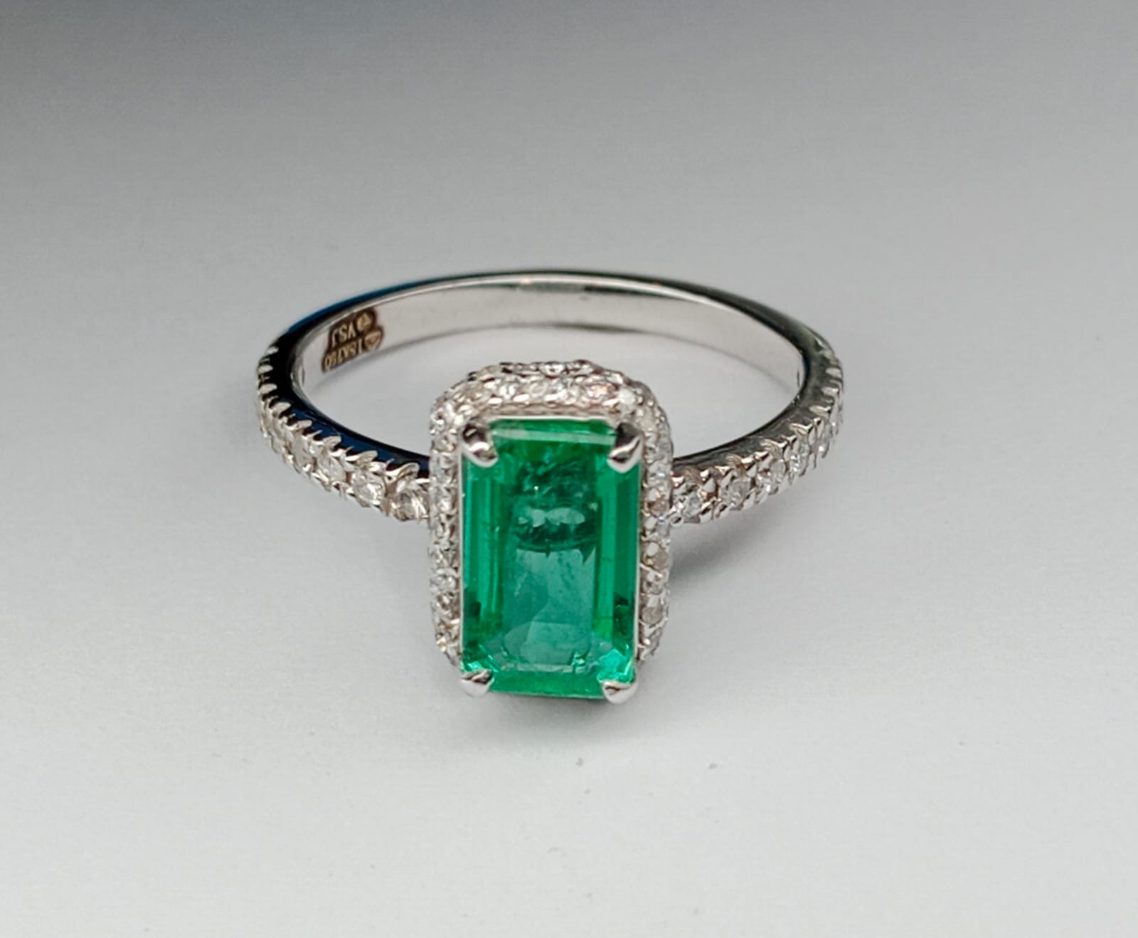Beautiful Natural Emerald With Natural Diamonds & 18kGold - Image 5 of 8