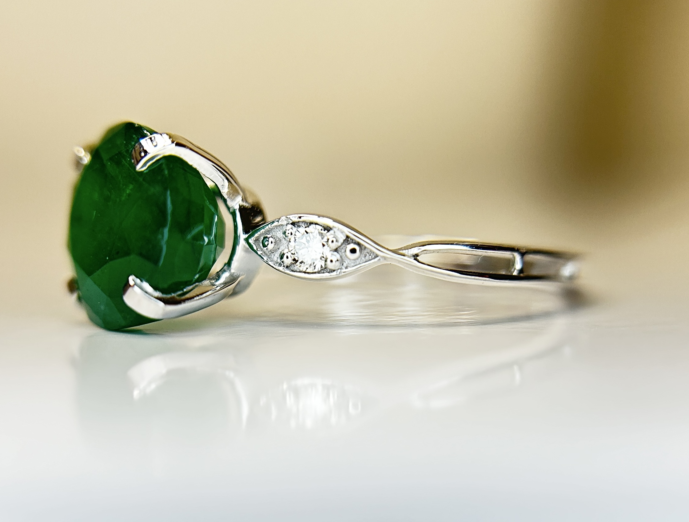 Beautiful 2.74 CT Natural Emerald Ring With Natural Diamonds & Platinum 950 - Image 3 of 11