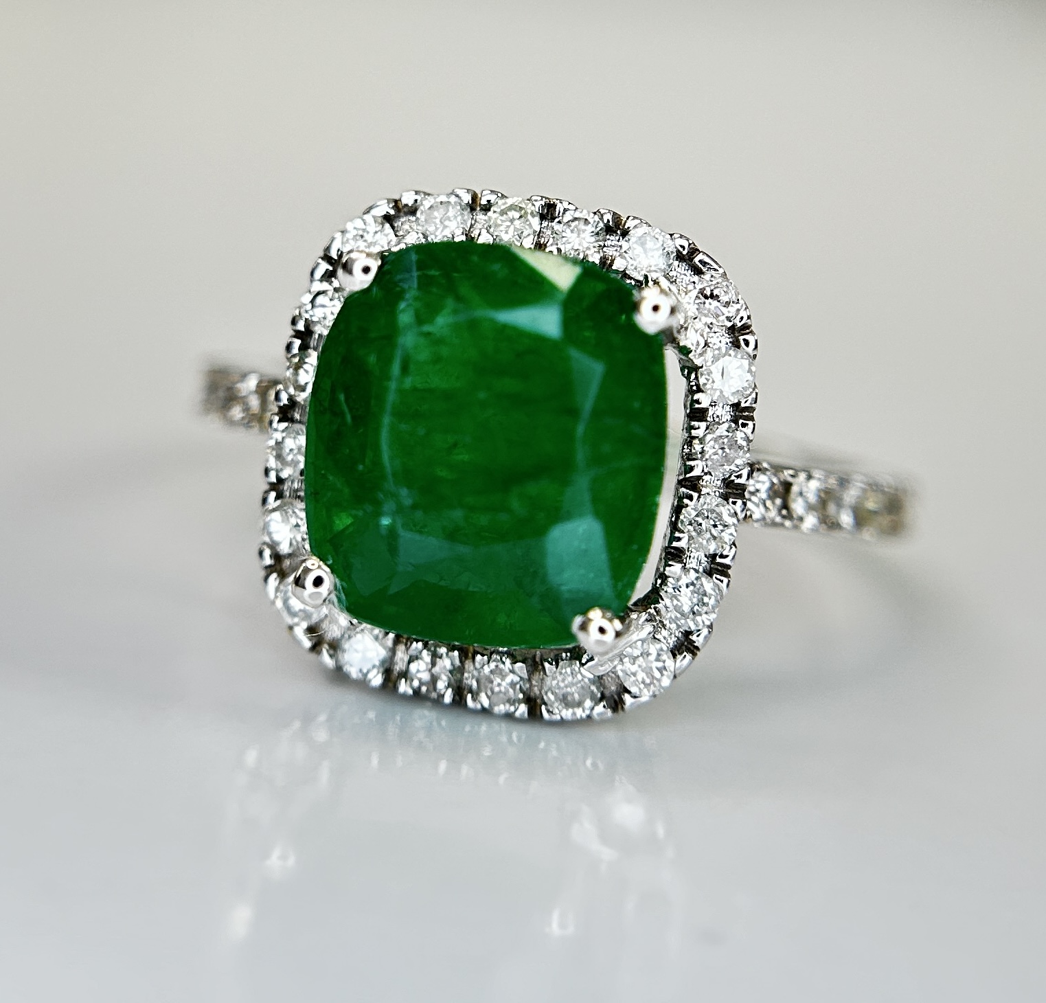 Beautiful Natural 2.81ct Emerald With Natural Diamonds & 18k Gold - Image 3 of 12