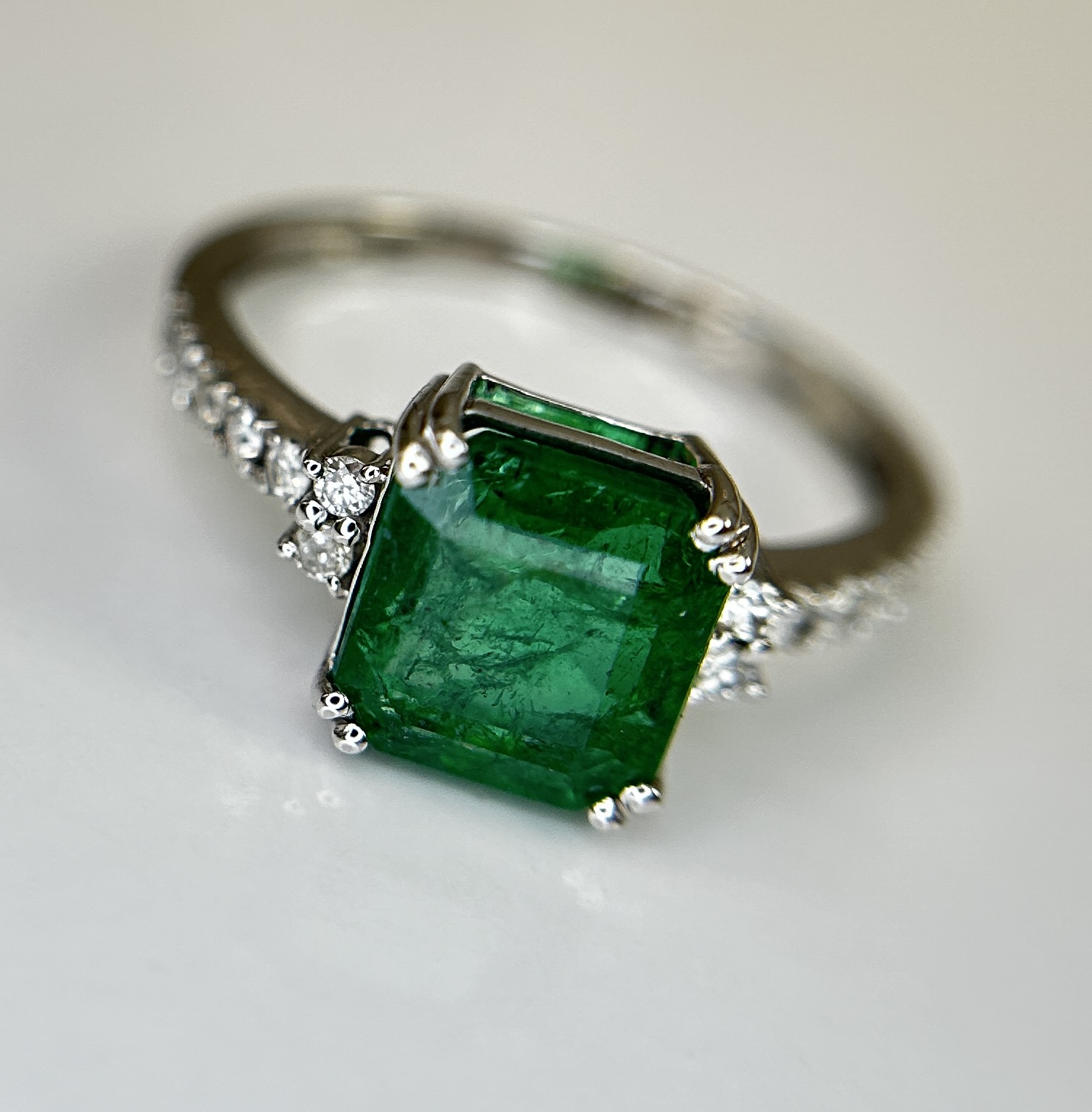 Beautiful Natural Emerald 2.30 CT With Natural Diamonds & 18k Gold - Image 9 of 10