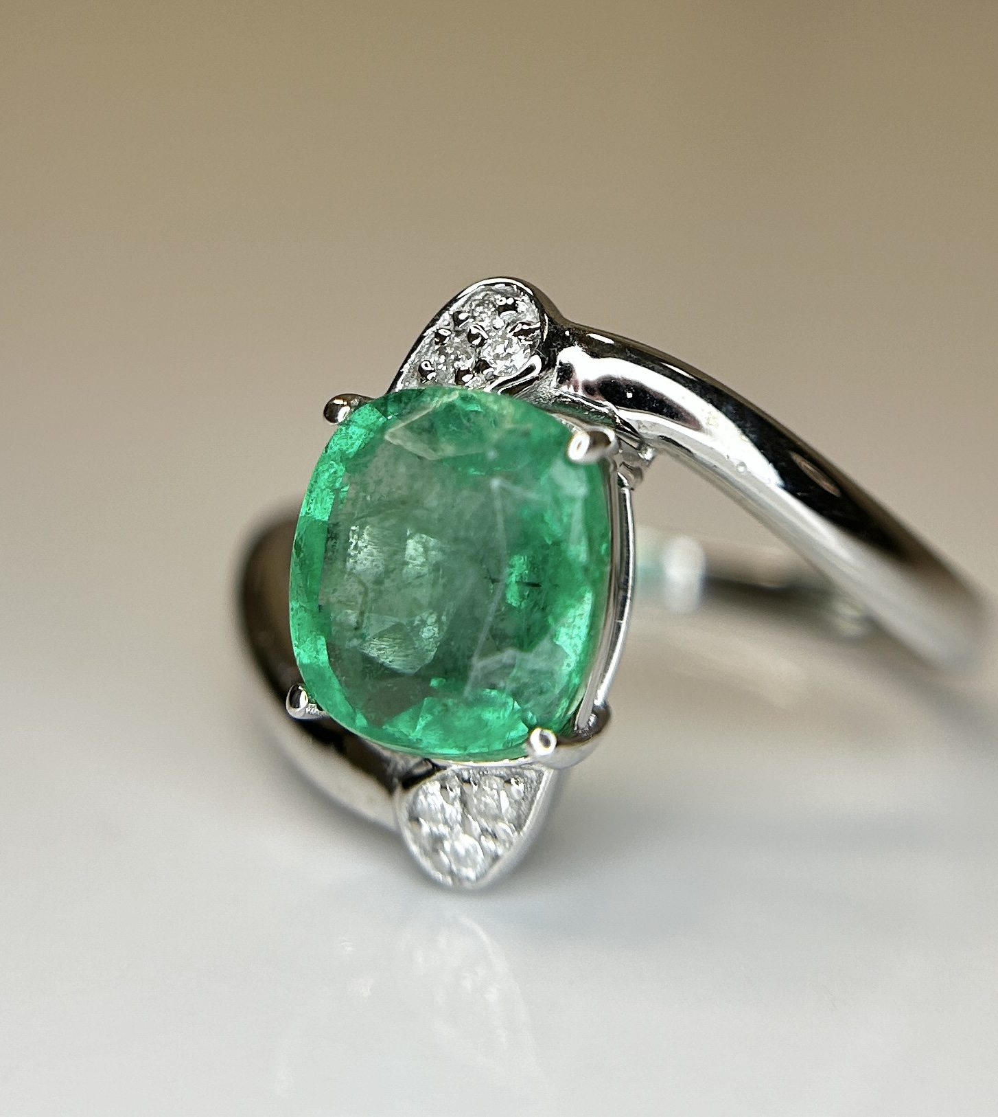 Beautiful Natural Emerald 2.19 Ct With Natural Diamonds & 18k Gold - Image 8 of 9