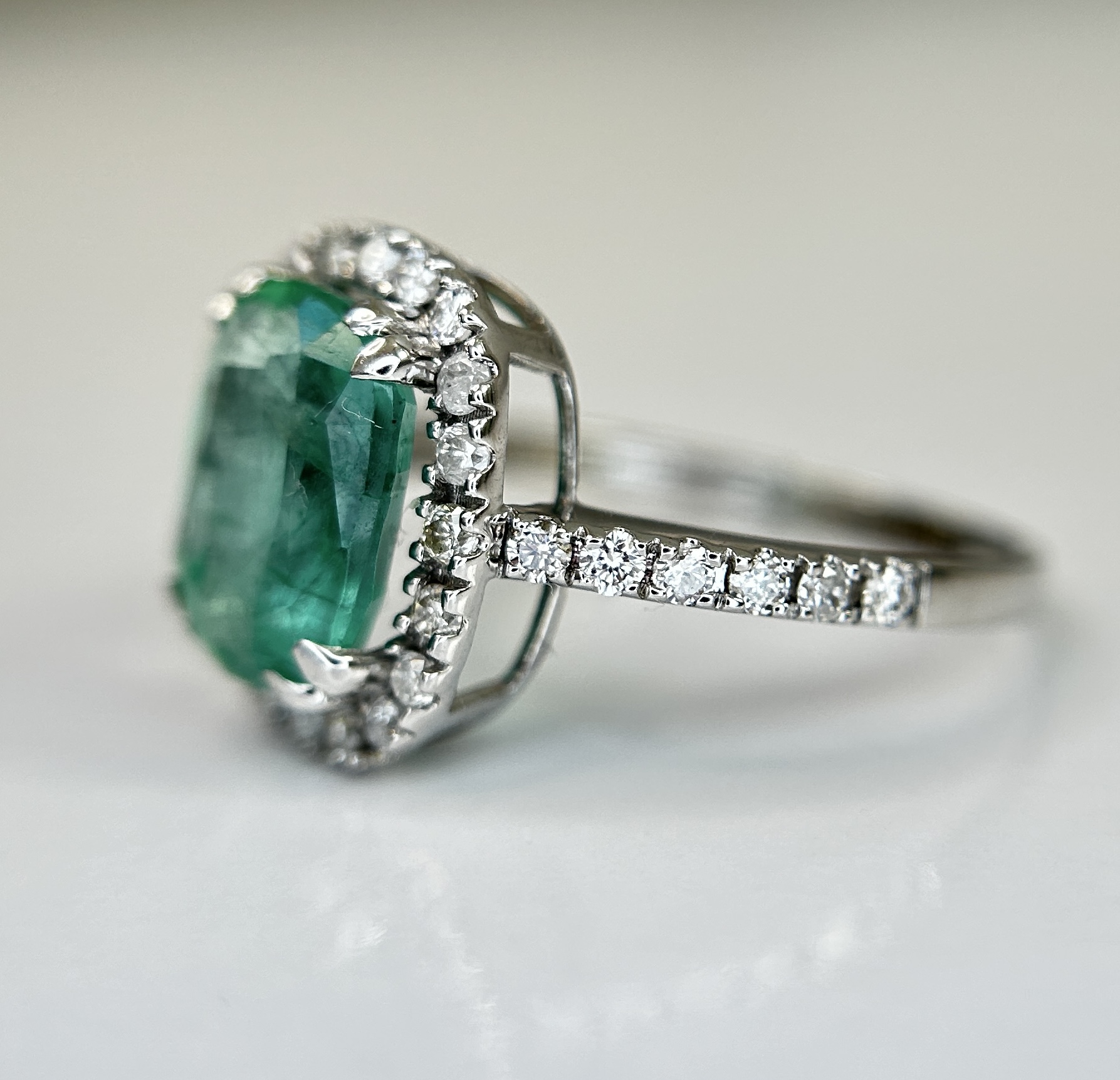 Beautiful Natural Emerald 2.42 CT With Natural Diamonds & 18k Gold - Image 3 of 9