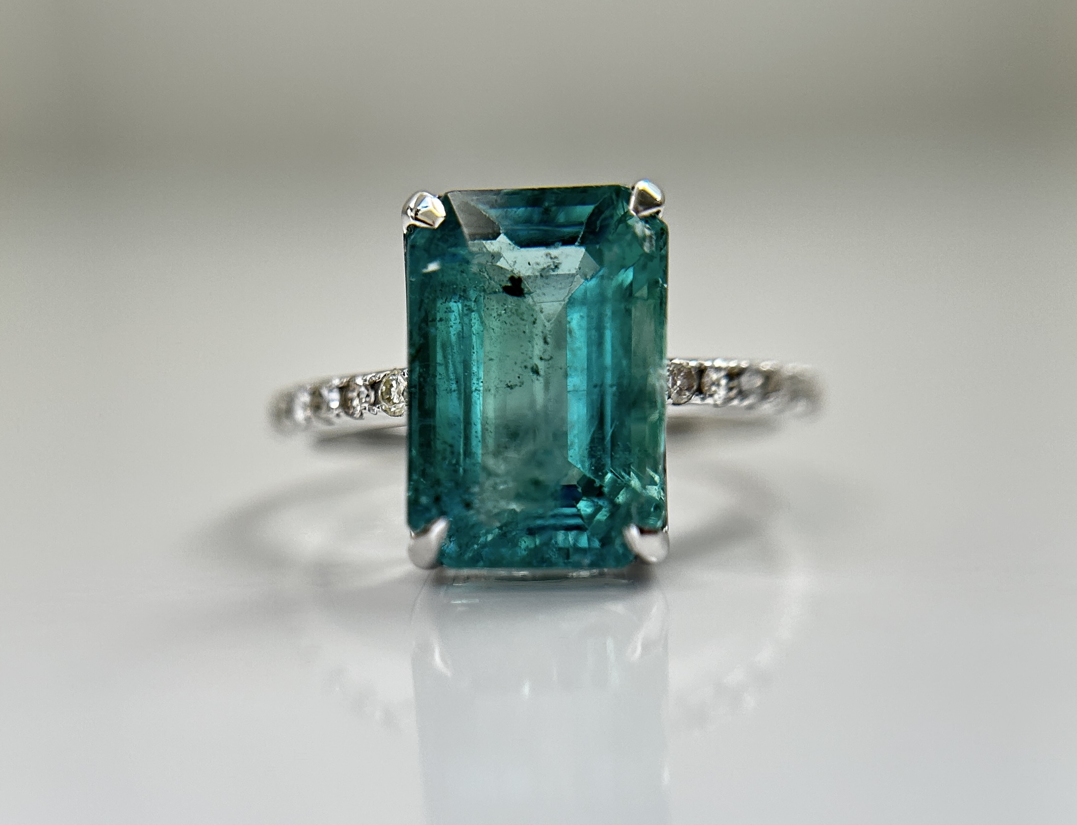 Beautiful Natural Emerald 4.26 CT With Natural Diamonds & 18k Gold - Image 2 of 11