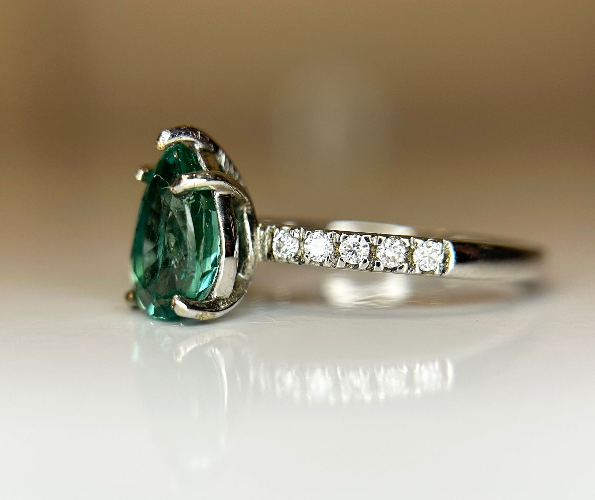 Beautiful Natural Emerald With Natural Diamonds & 18kGold