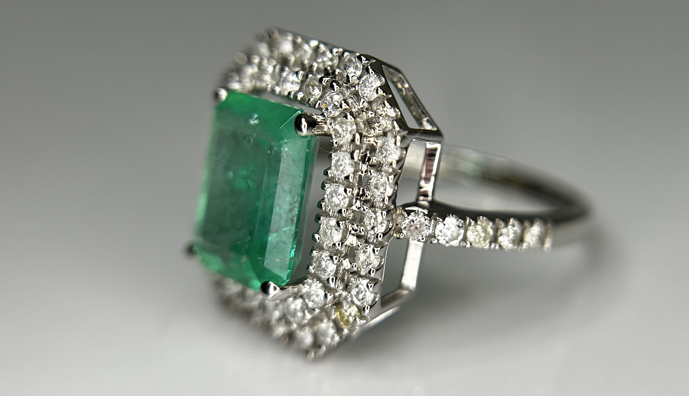 Beautiful Natural Columbian Emerald 2.23 CT With Natural Diamonds & 18k Gold - Image 5 of 14