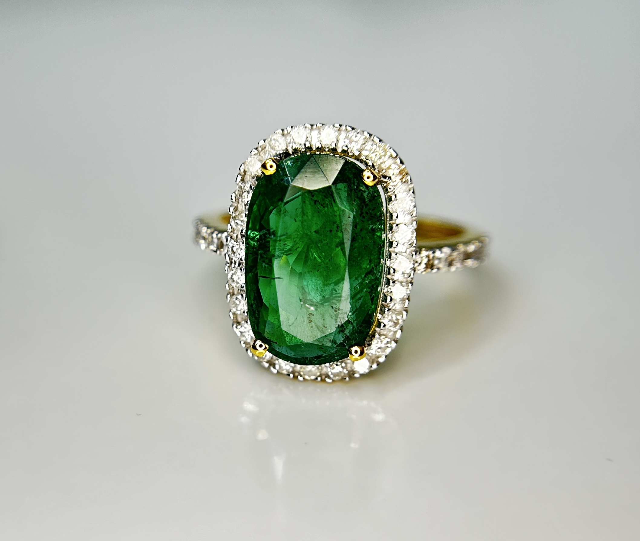 Beautiful Natural Emerald 3.90 CT With Natural Diamonds & 18k Gold - Image 2 of 10