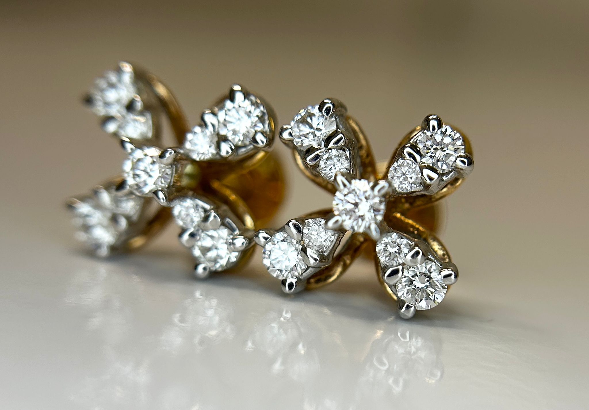 Beautiful 0.80 CT Round VVS Natural Diamond Stud Earrings 18k White Gold - Image 4 of 6