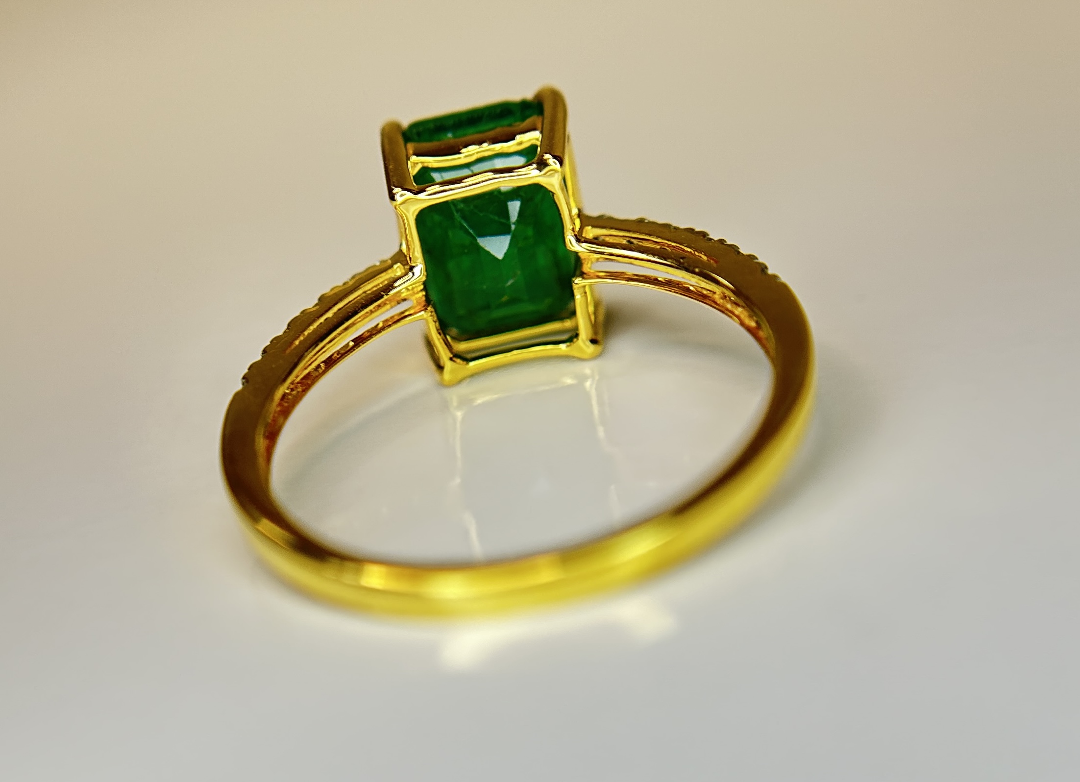 Beautiful Natural Emerald 2.96 CT With Natural Diamonds & 18k Gold - Image 4 of 9