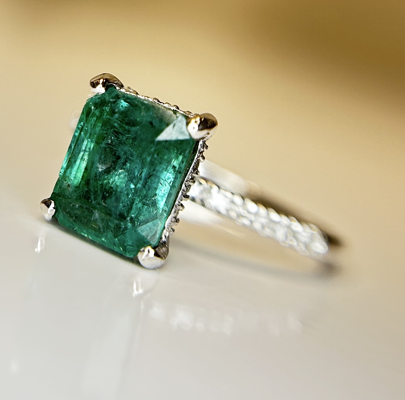 Beautiful Natural Emerald 2.64 CT With Natural Diamonds & 18k Gold - Image 6 of 10