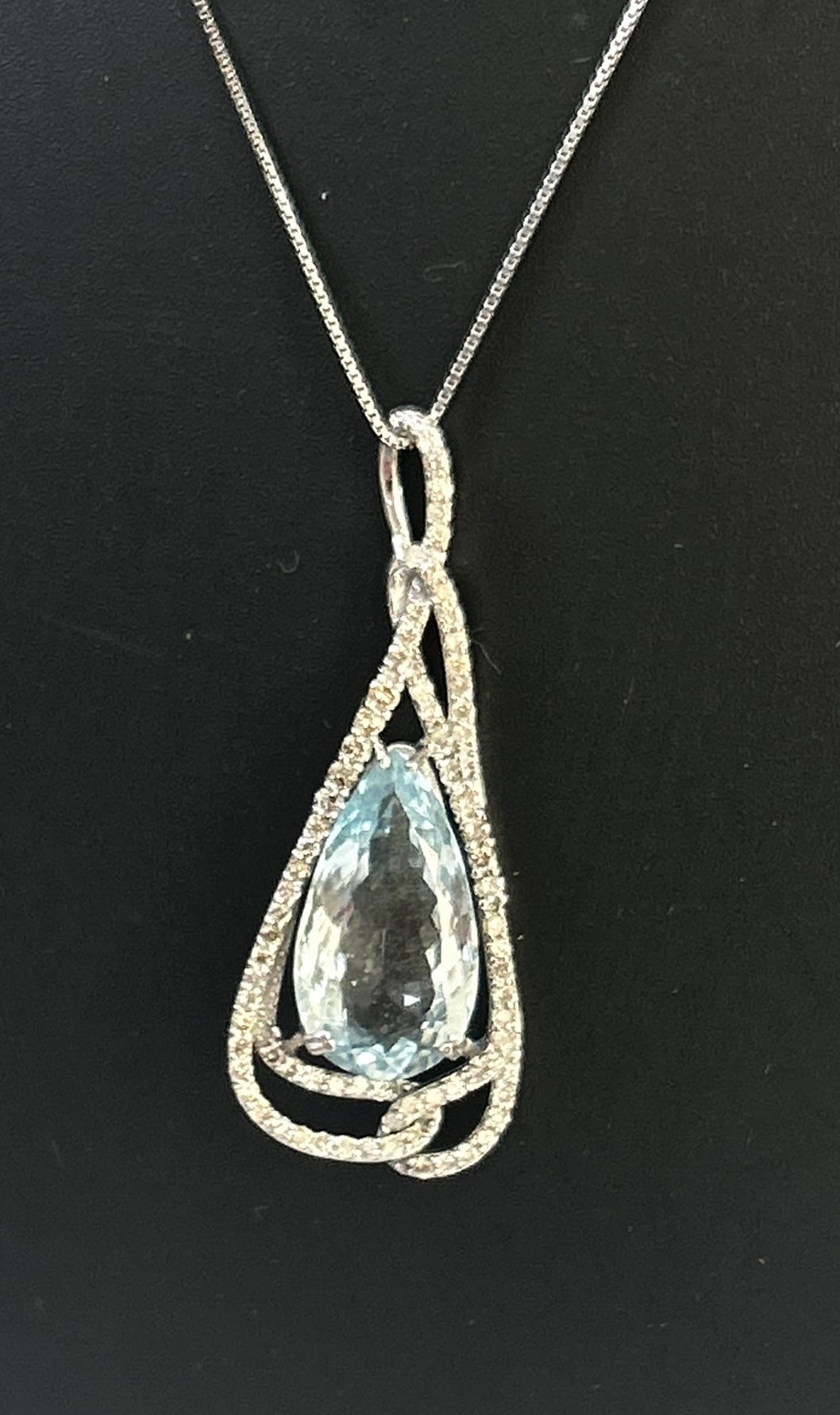 Beautiful Natural Flawless 8.81 CT Aquamarine Pendant With Diamonds and 18k Gold - Image 5 of 8