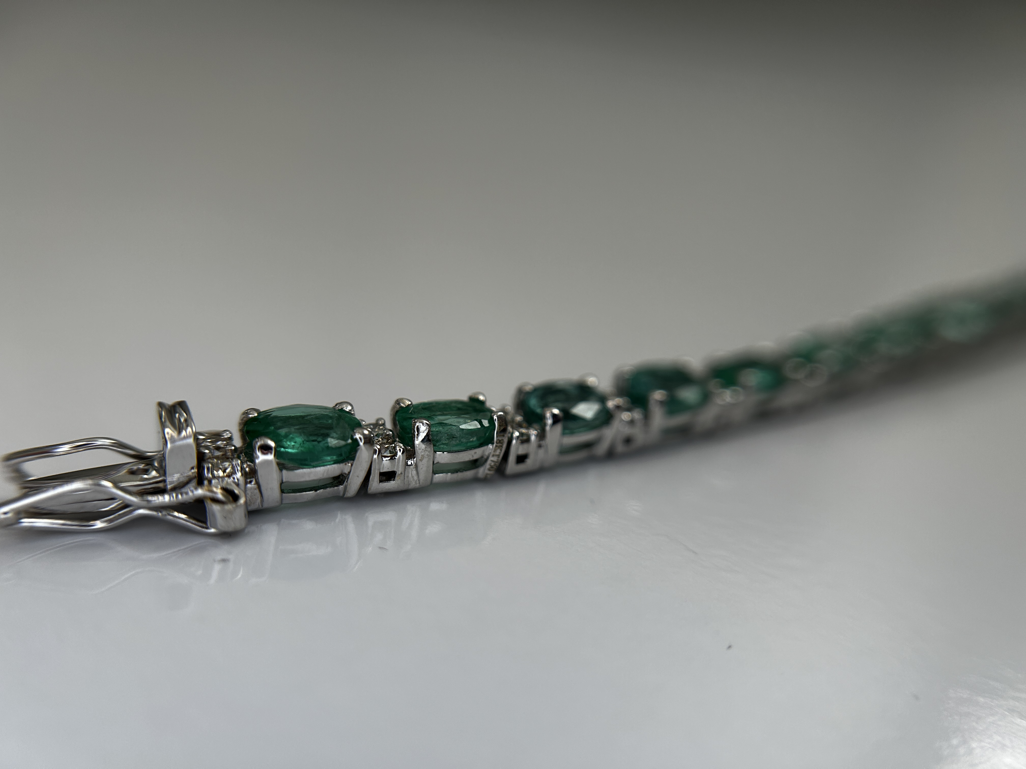 Beautiful 11.10 CTS Natural Emerald Bracelet With Natural Diamonds&18k Gold - Image 3 of 13