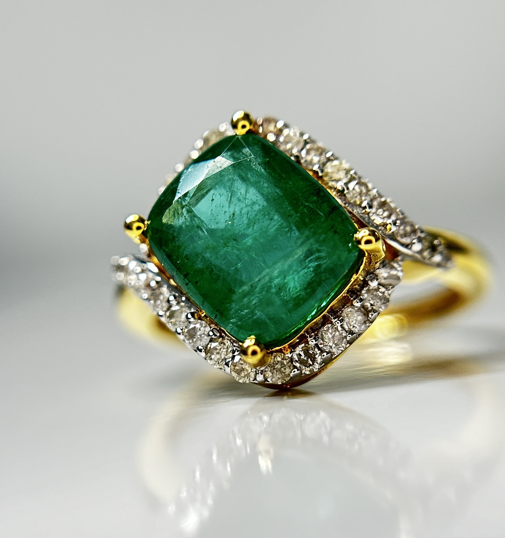 Beautiful Natural Emerald 3.04 CT With Natural Diamonds & 18k Gold - Image 11 of 13