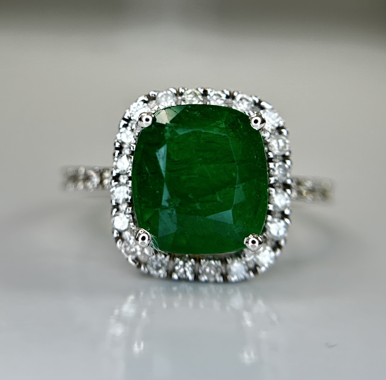 Beautiful Natural 2.81ct Emerald With Natural Diamonds & 18k Gold - Image 11 of 12