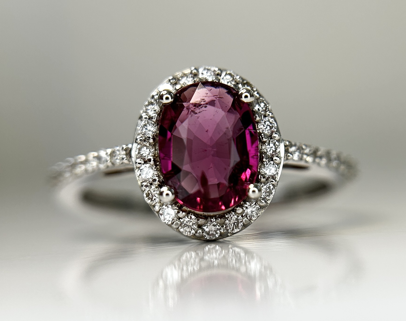 Beautiful Natural Tourmaline Rubellite Ring With Diamonds and 18k Gold - Image 7 of 8
