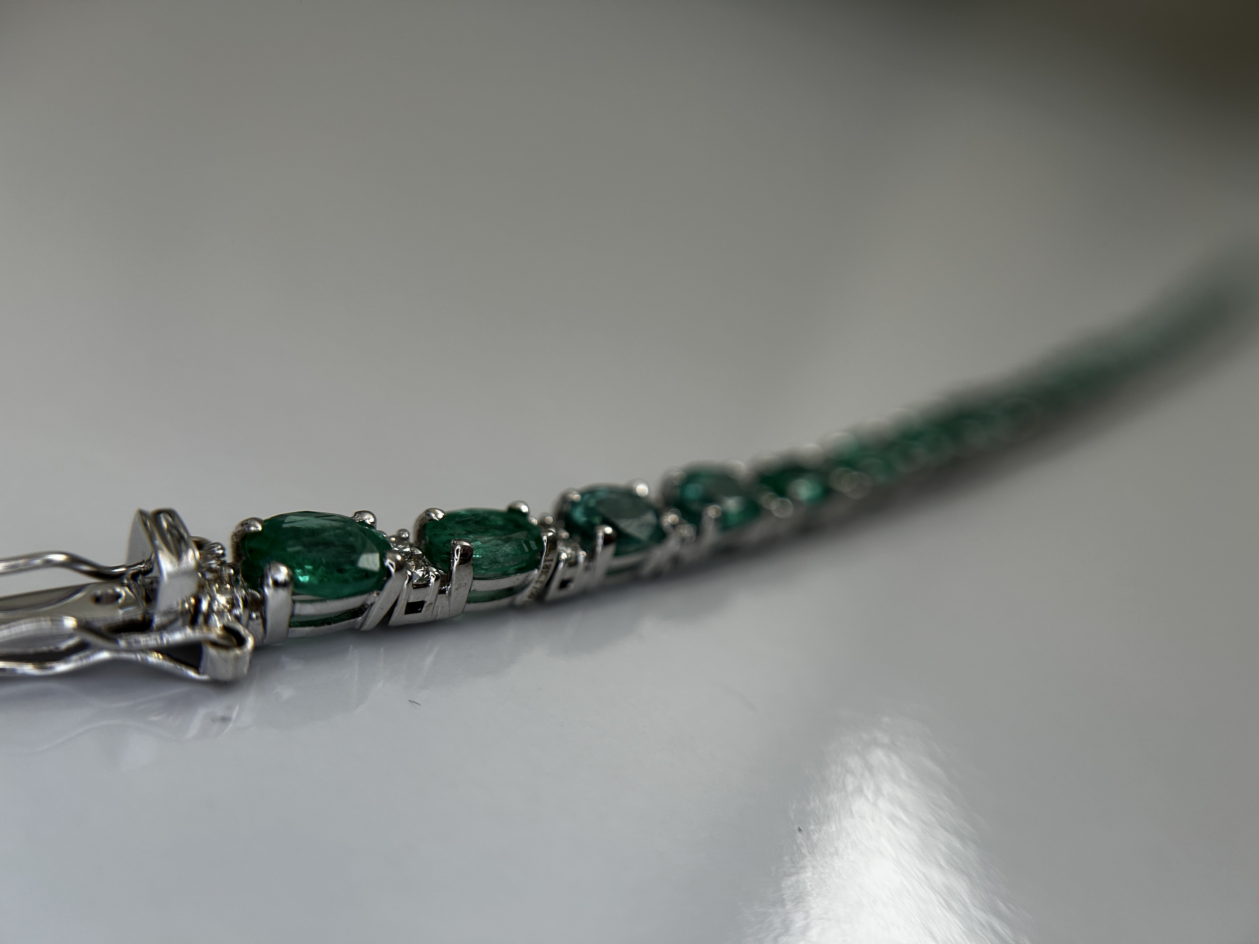 Beautiful 11.10 CTS Natural Emerald Bracelet With Natural Diamonds&18k Gold - Image 9 of 13