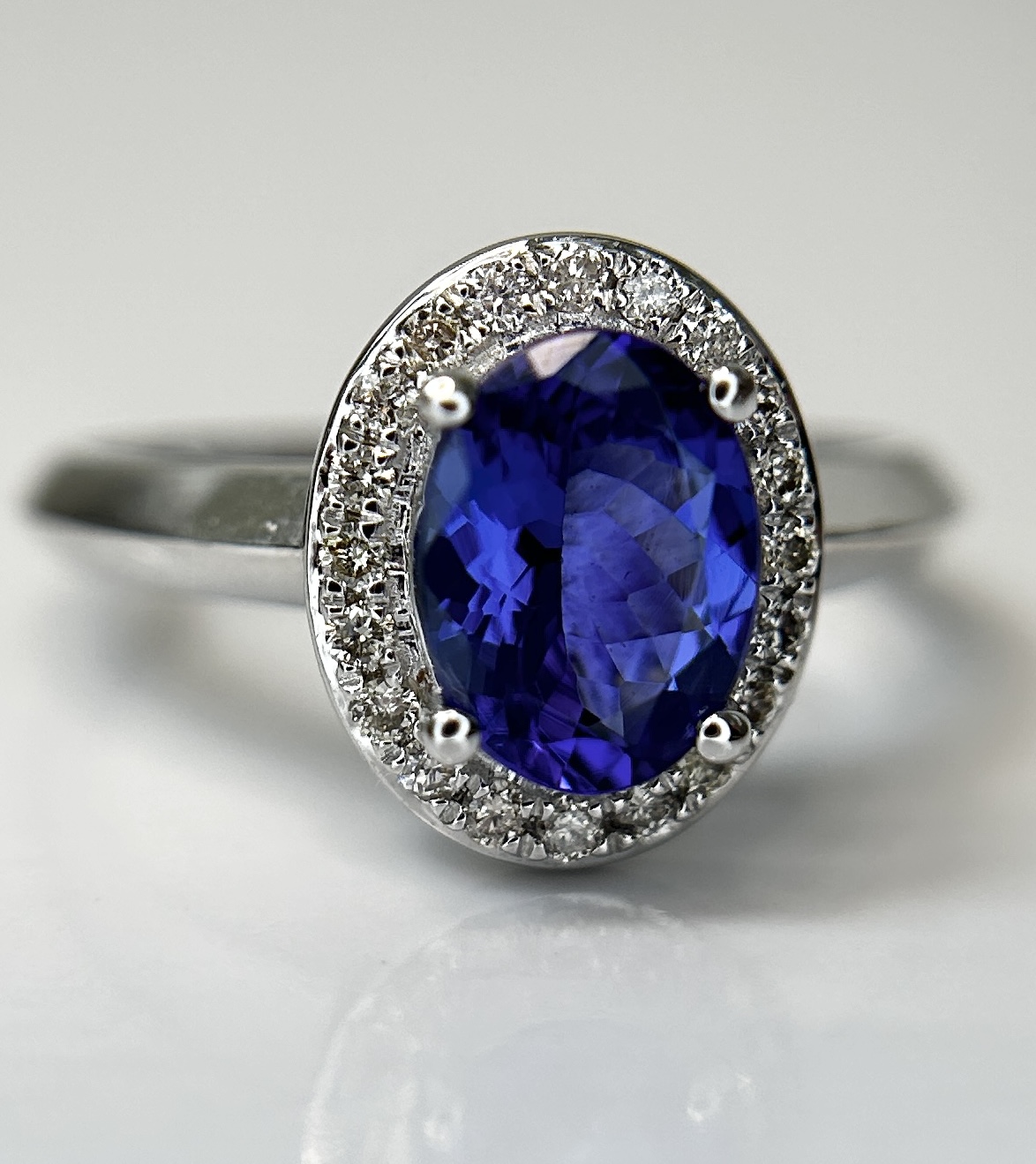 Beautiful Natural Tanzanite Ring With Diamonds and 18k Gold - Image 2 of 9