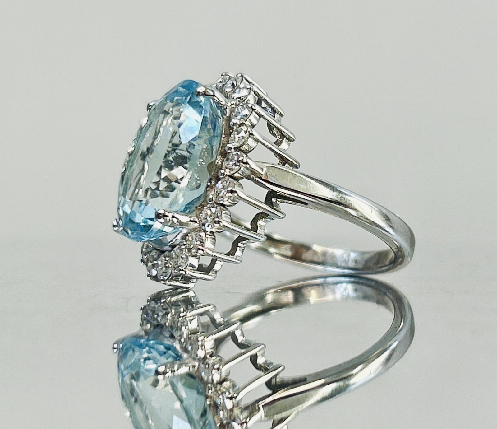 Beautiful Natural Flawless 7.30 CT Aquamarine Ring With Diamonds and 18k Gold - Image 3 of 7