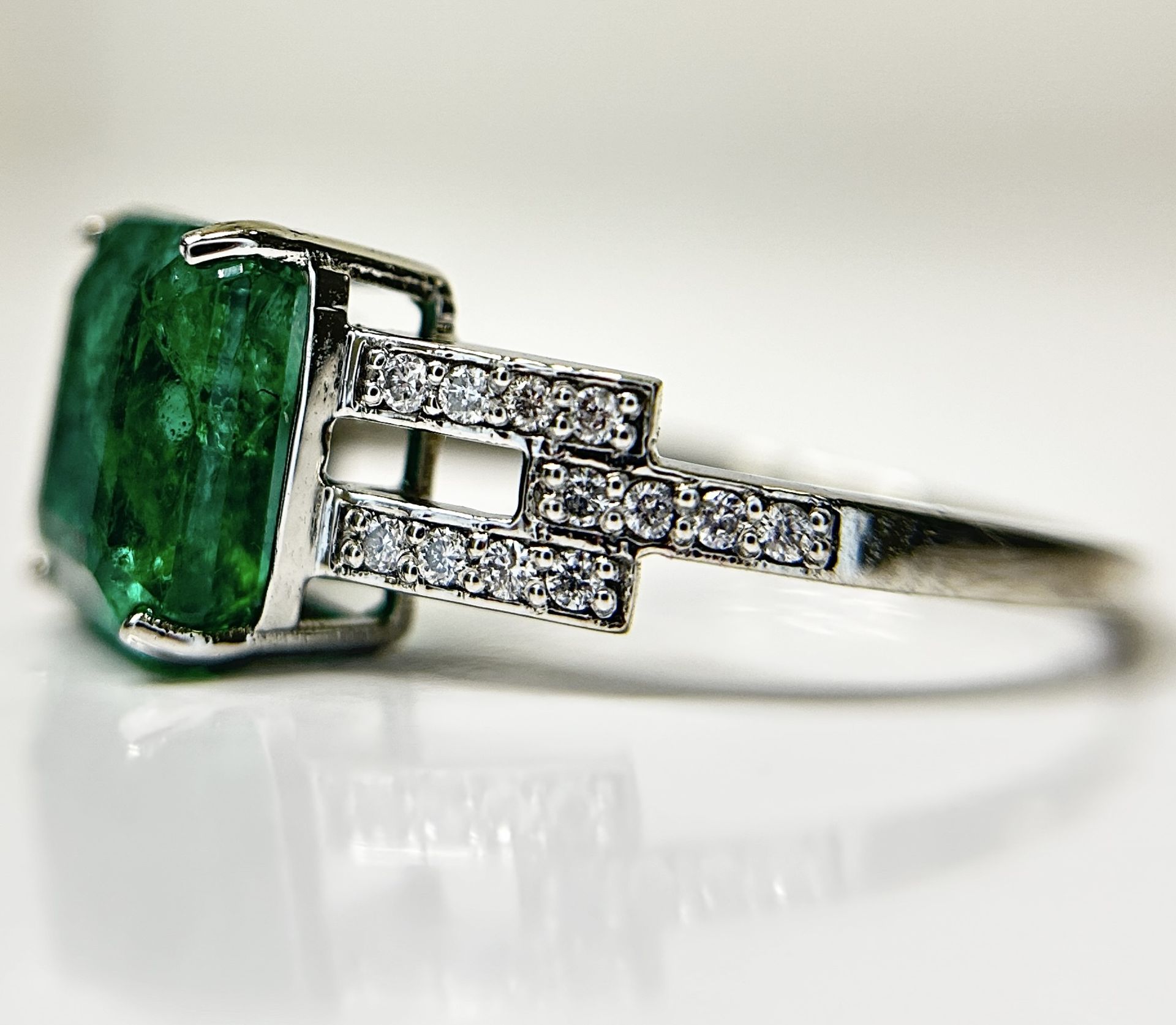 Beautiful Natural 2.64 CT Emerald Ring With Natural Diamonds & Platinum 950 - Image 4 of 9