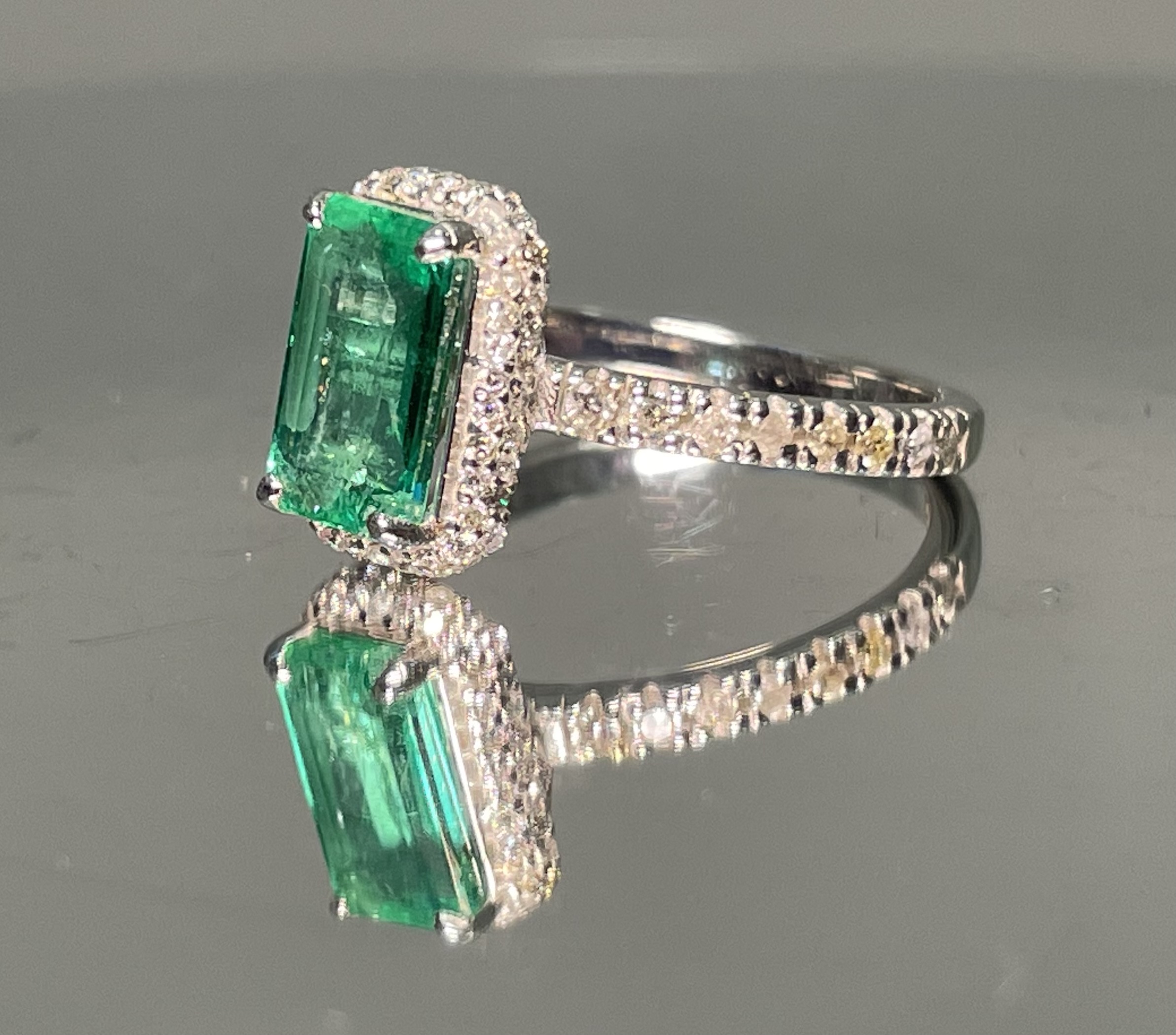 Beautiful Natural Emerald With Natural Diamonds & 18kGold - Image 7 of 8
