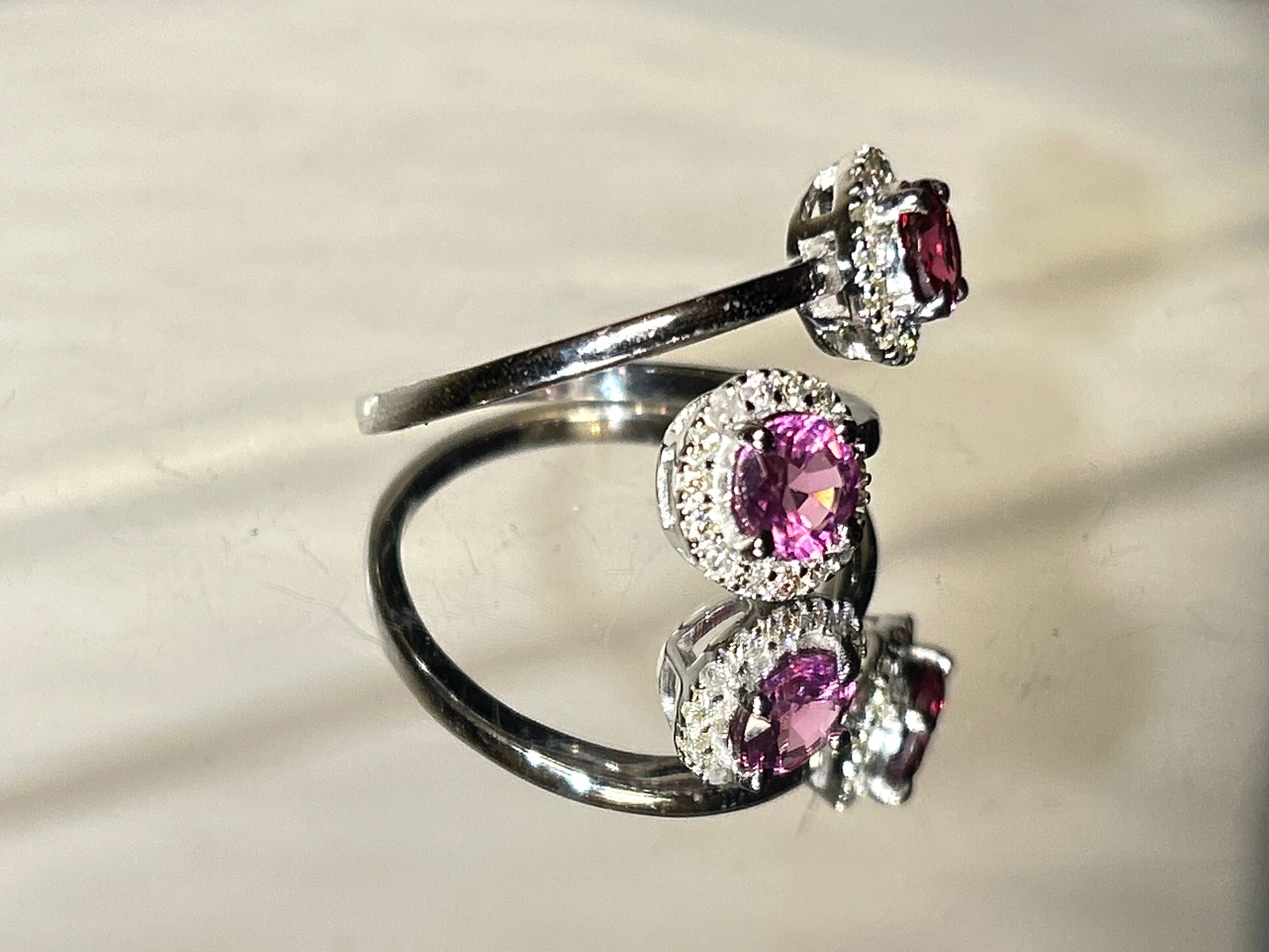 Beautiful Natural Spinel Ring With Diamonds and 18k Gold - Image 4 of 8