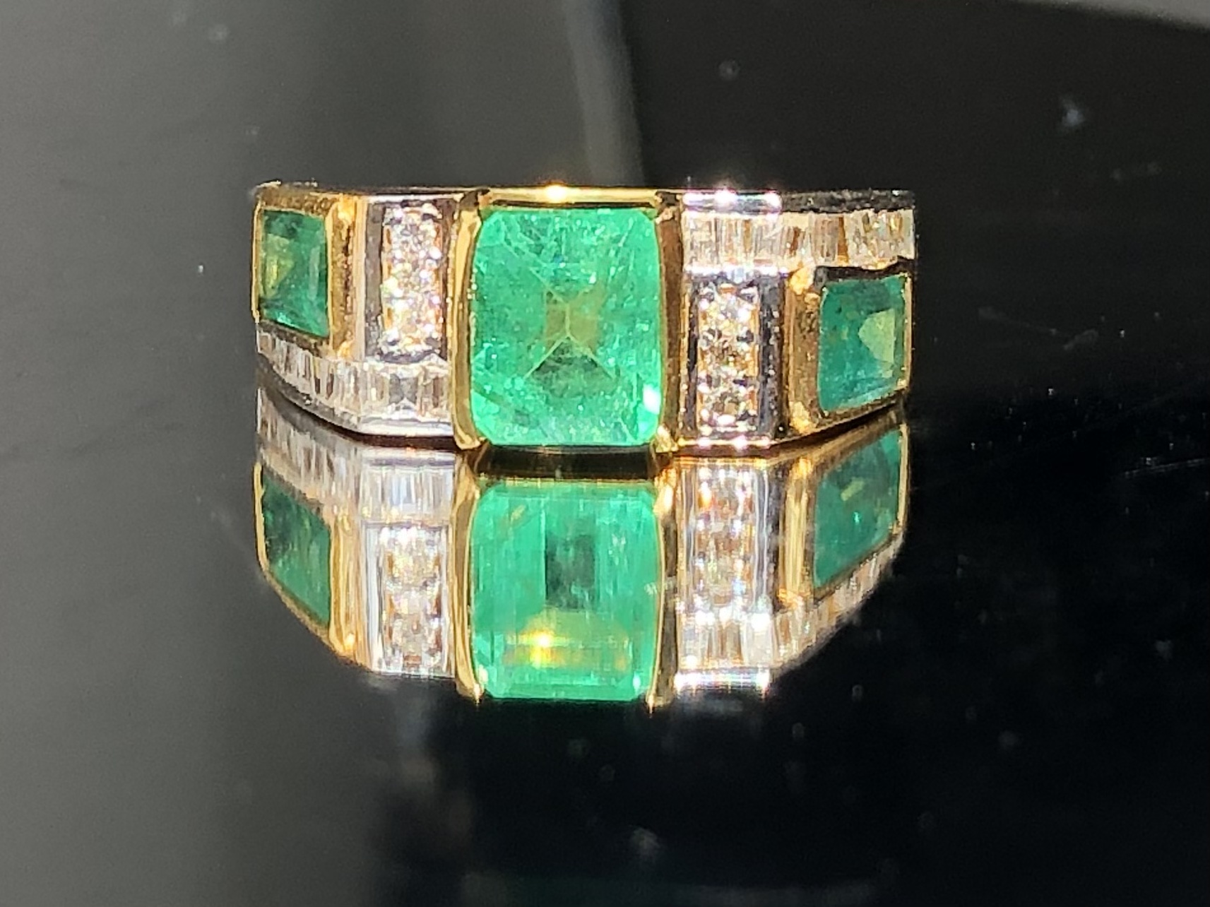 Beautiful 2.80 Carat Natural Emerald Ring With Natural Diamonds and 18k Gold - Image 2 of 7