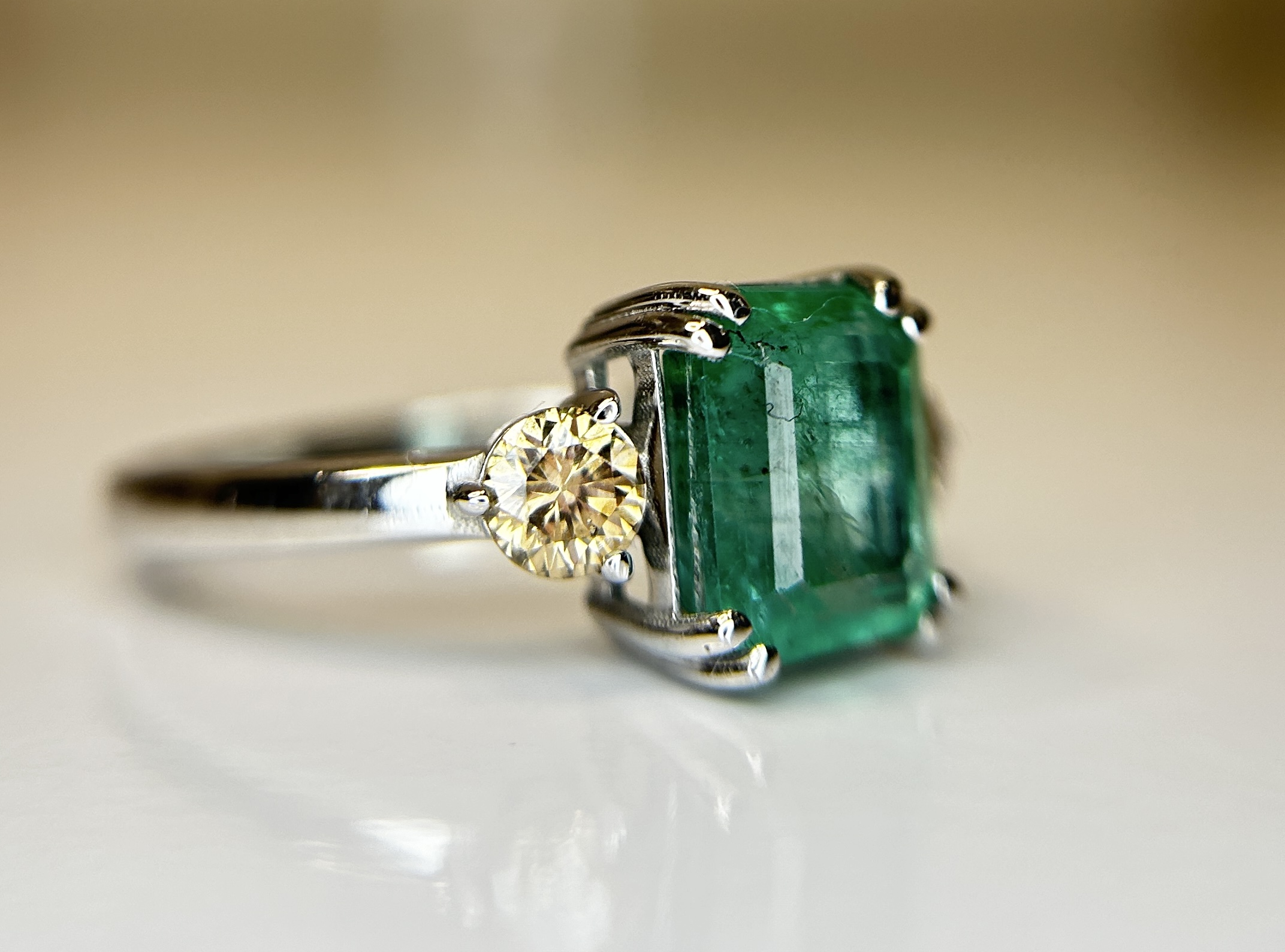 Beautiful Natural Emerald 2.41 CT With Natural Diamonds & 18k Gold - Image 7 of 10
