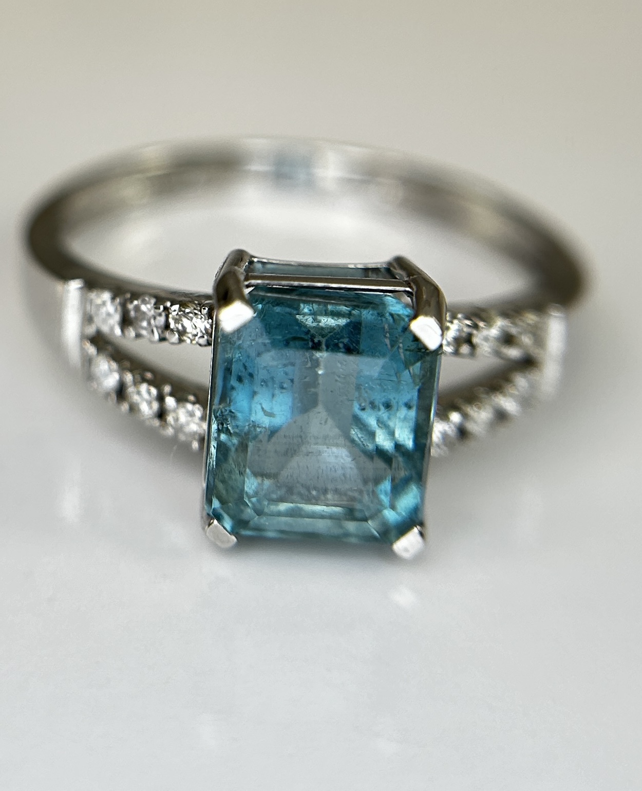 Beautiful Natural Rare Blue Emerald 2.39 CT With Natural Diamonds & 18k Gold - Image 8 of 11