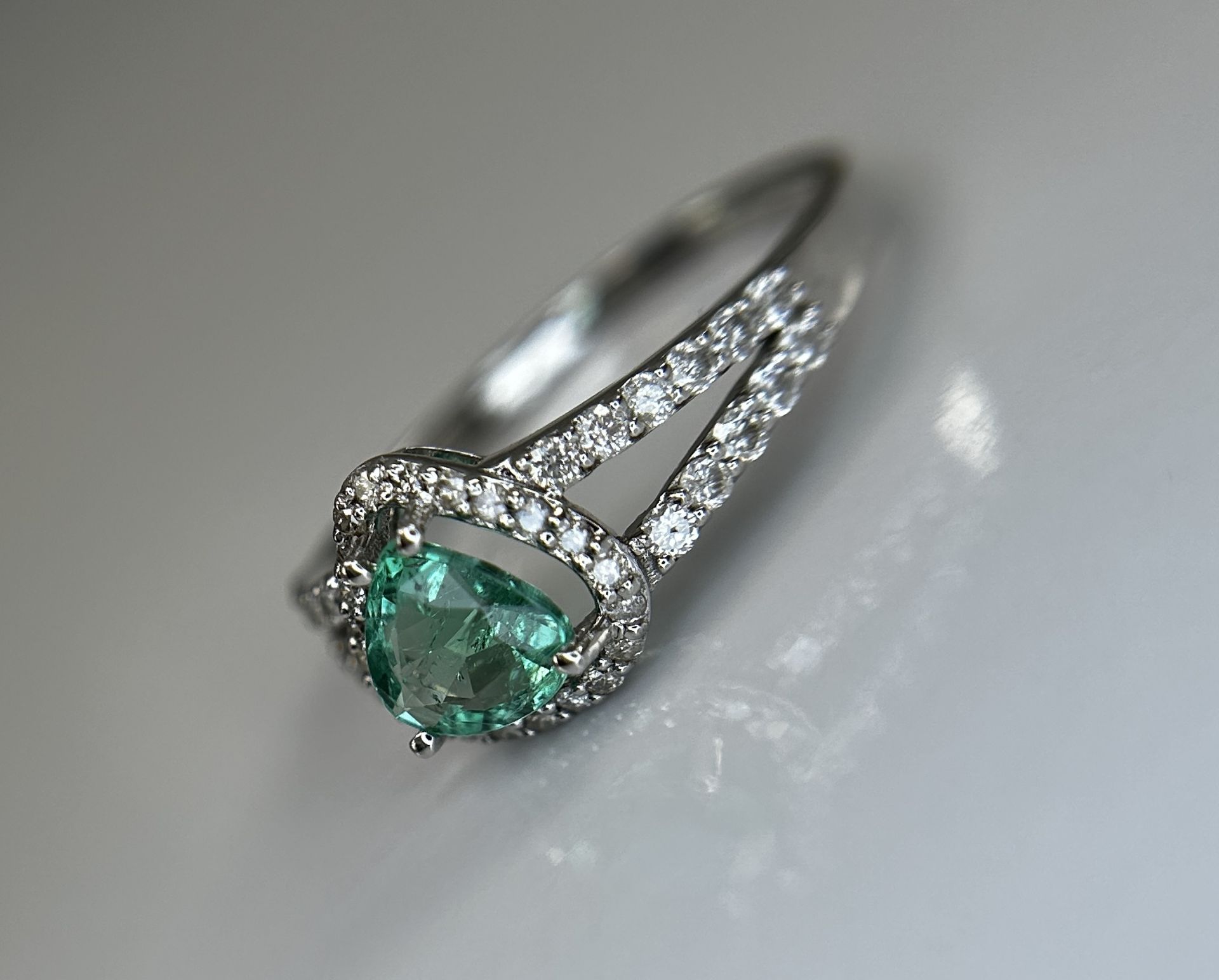 Beautiful Natural Emerald 0.66 CT With Natural Diamonds & 18k Gold - Image 9 of 10