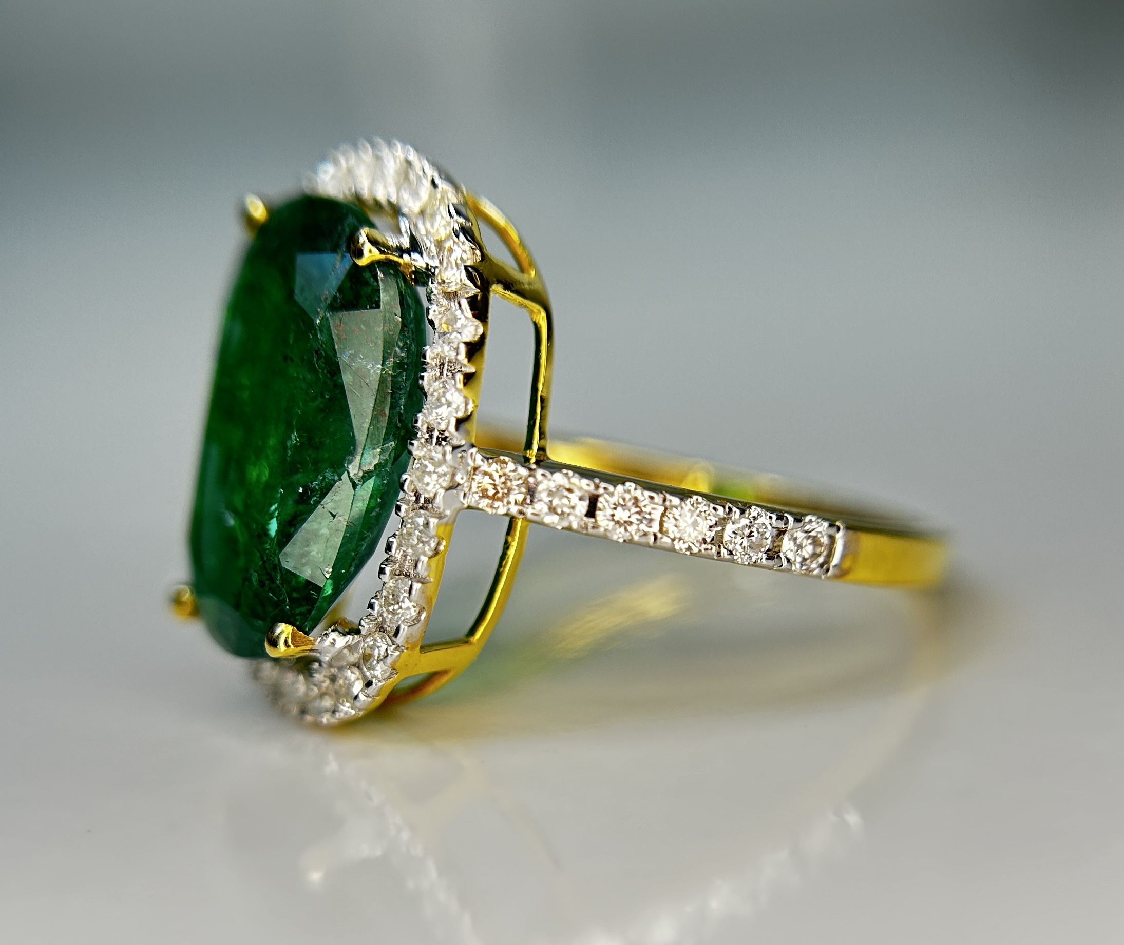 Beautiful Natural Emerald 3.90 CT With Natural Diamonds & 18k Gold - Image 4 of 10