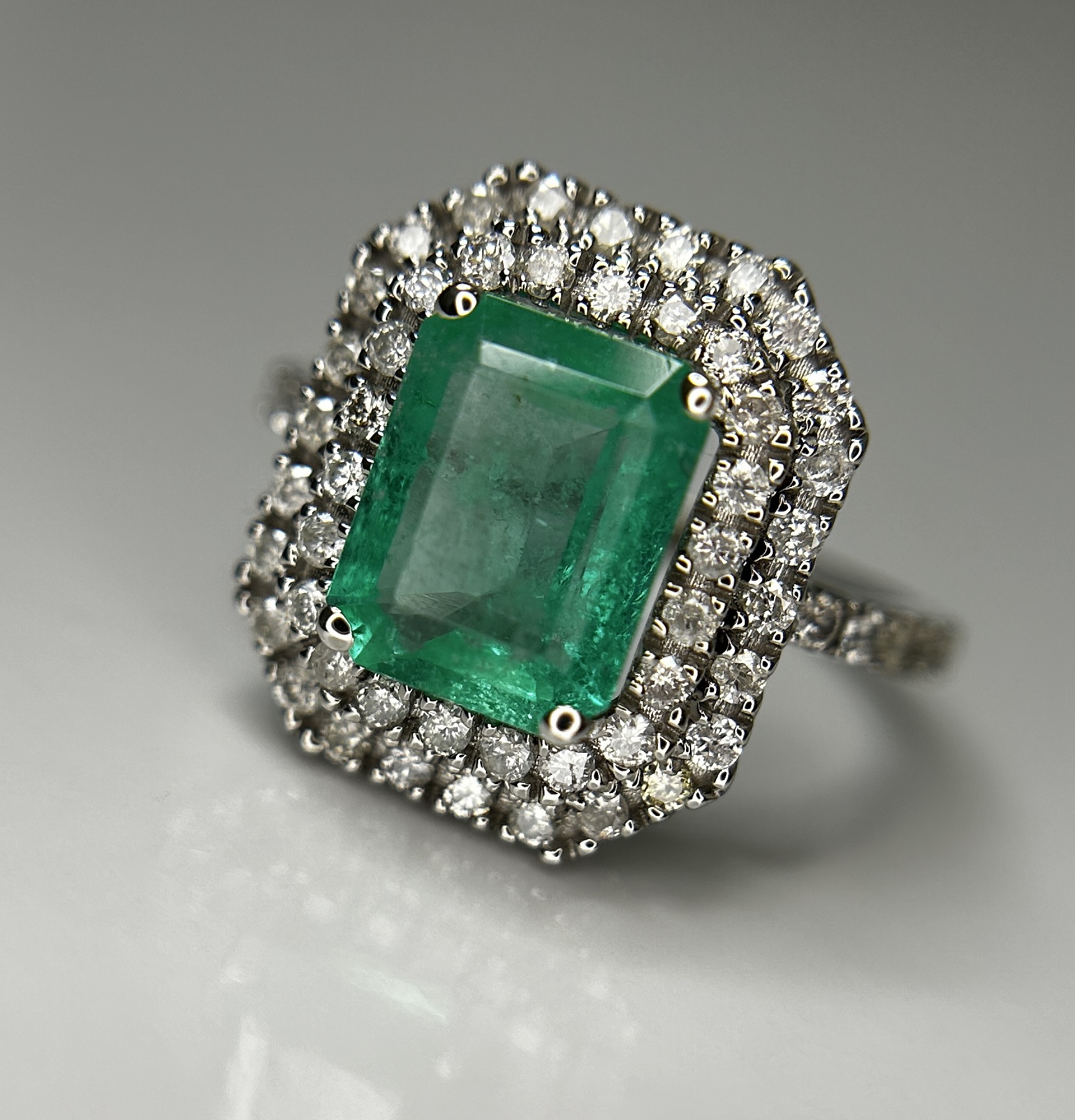 Beautiful Natural Columbian Emerald 2.23 CT With Natural Diamonds & 18k Gold - Image 13 of 14