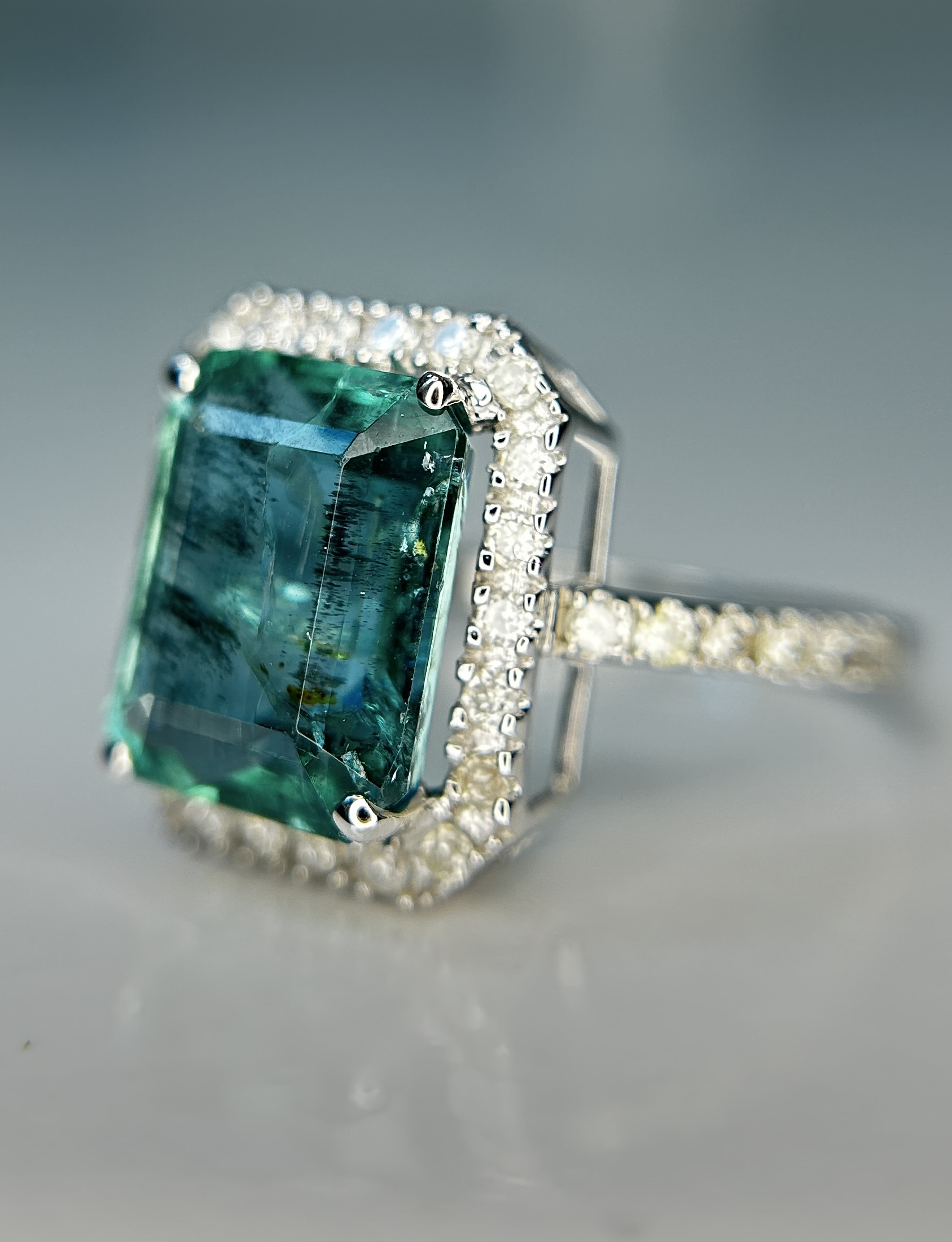 Beautiful Natural Emerald 4.27 CT With Natural Diamonds & 18kGold - Image 9 of 11
