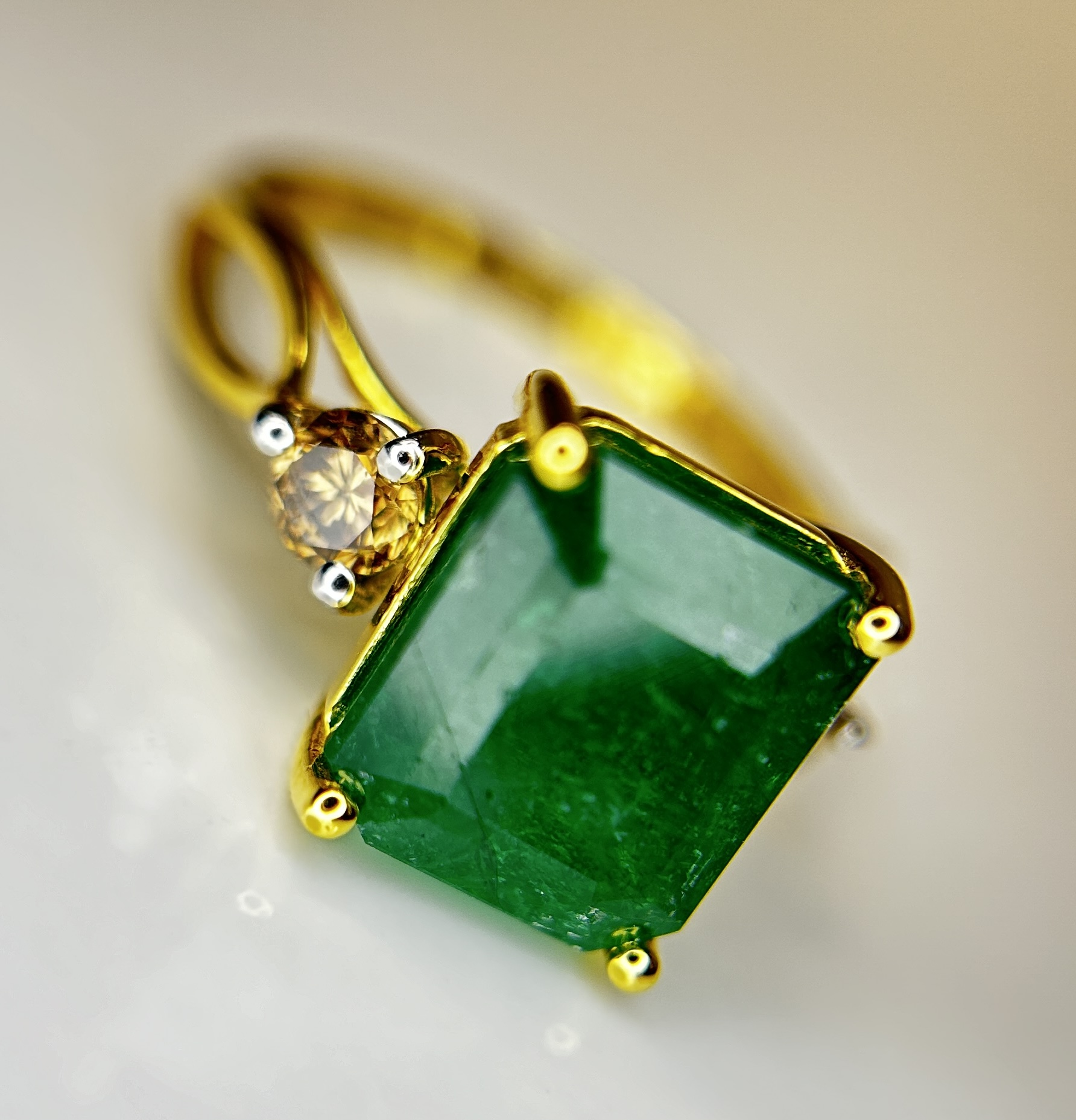 Beautiful Natural Emerald 4.76 CT With Natural Diamonds & 18k Gold - Image 9 of 10