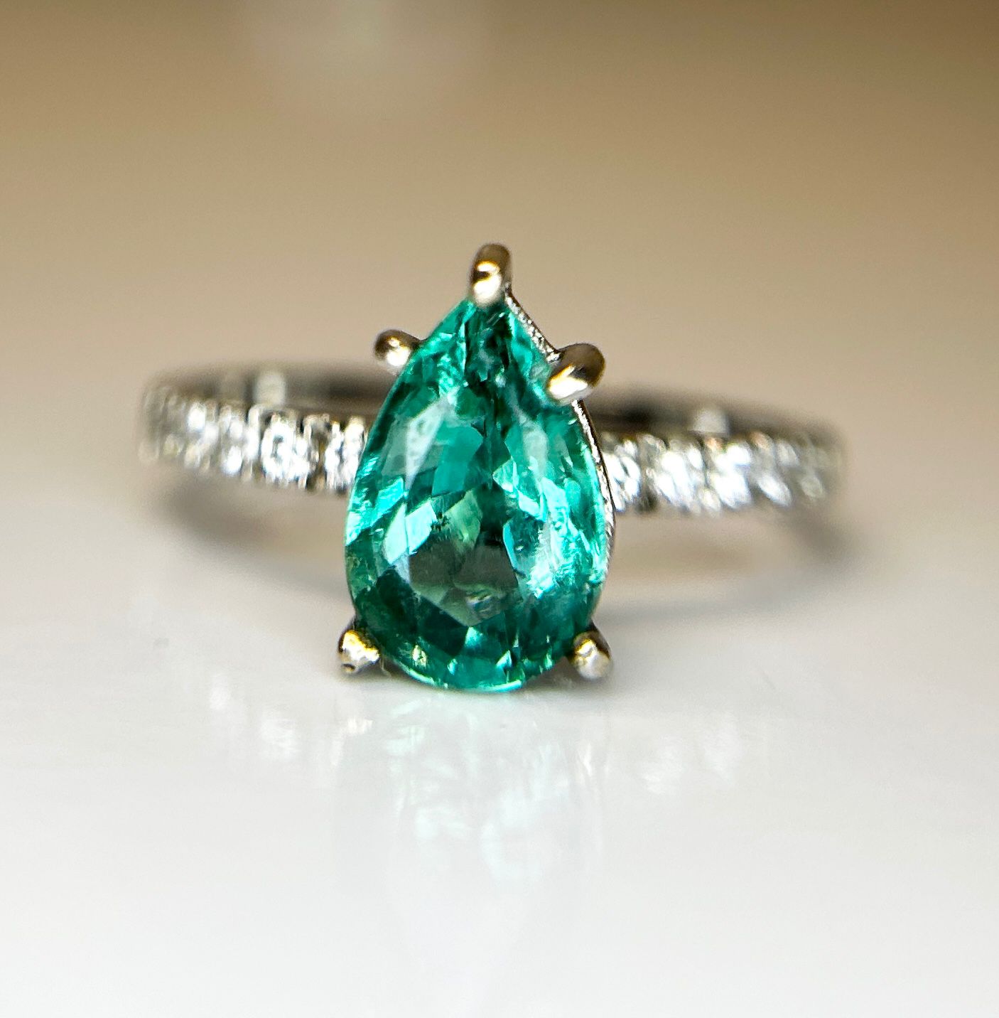 Beautiful Natural Emerald With Natural Diamonds & 18kGold - Image 4 of 6