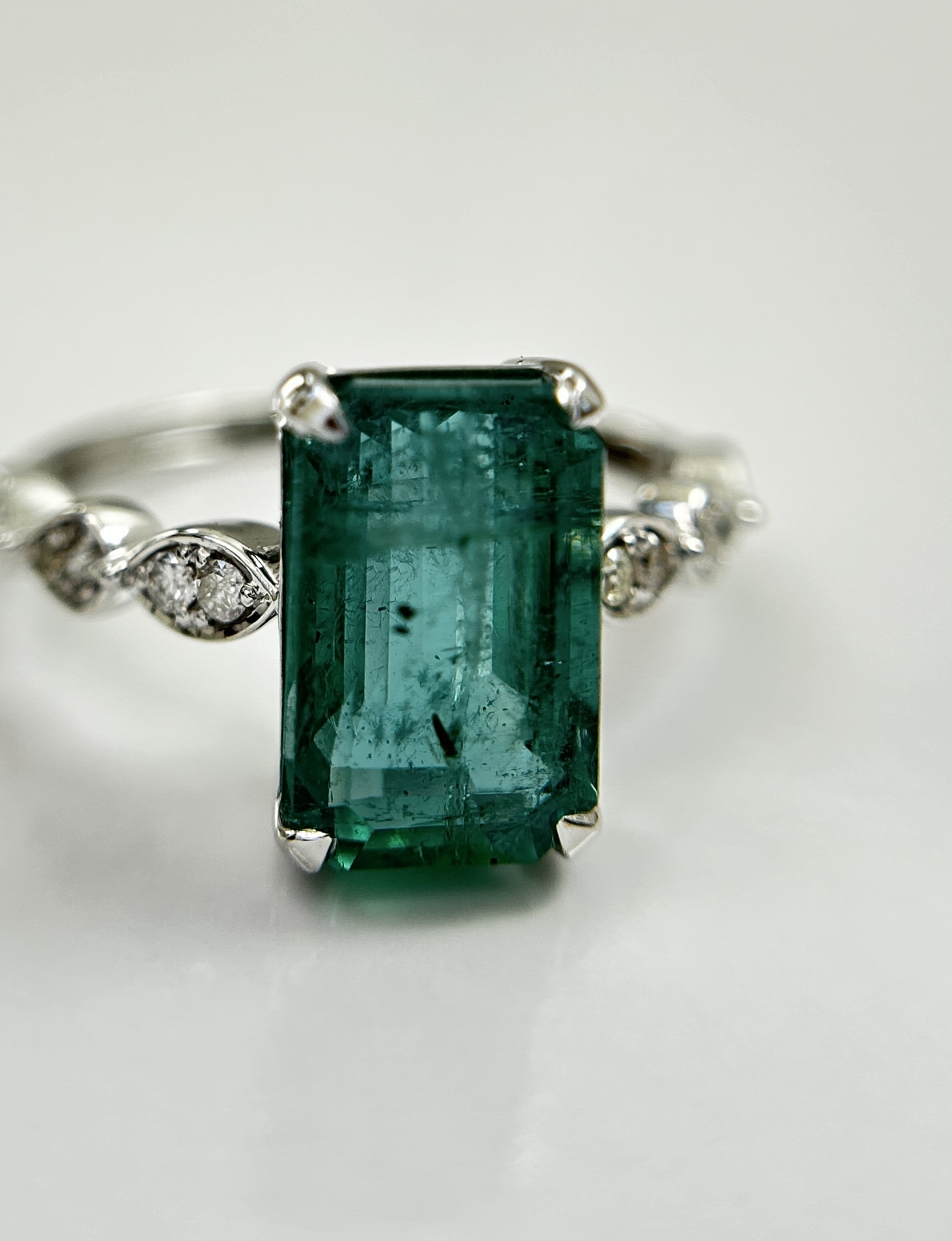 Beautiful Natural Emerald 3.97CT With Natural Diamonds & 18k Gold - Image 9 of 10