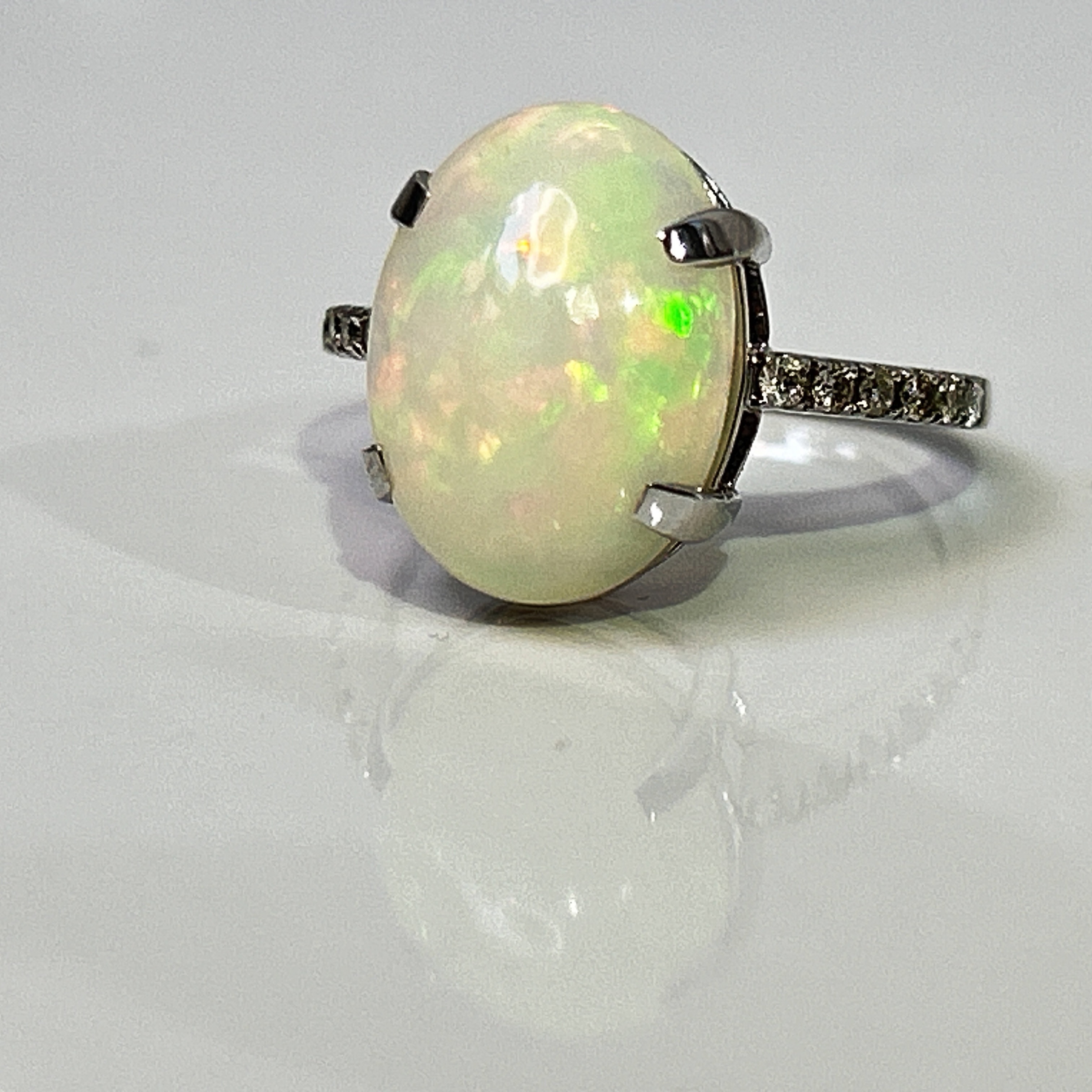 Beautiful Natural Opal 3.86 CT Ring With Natural Diamond and 18k Gold - Image 8 of 14