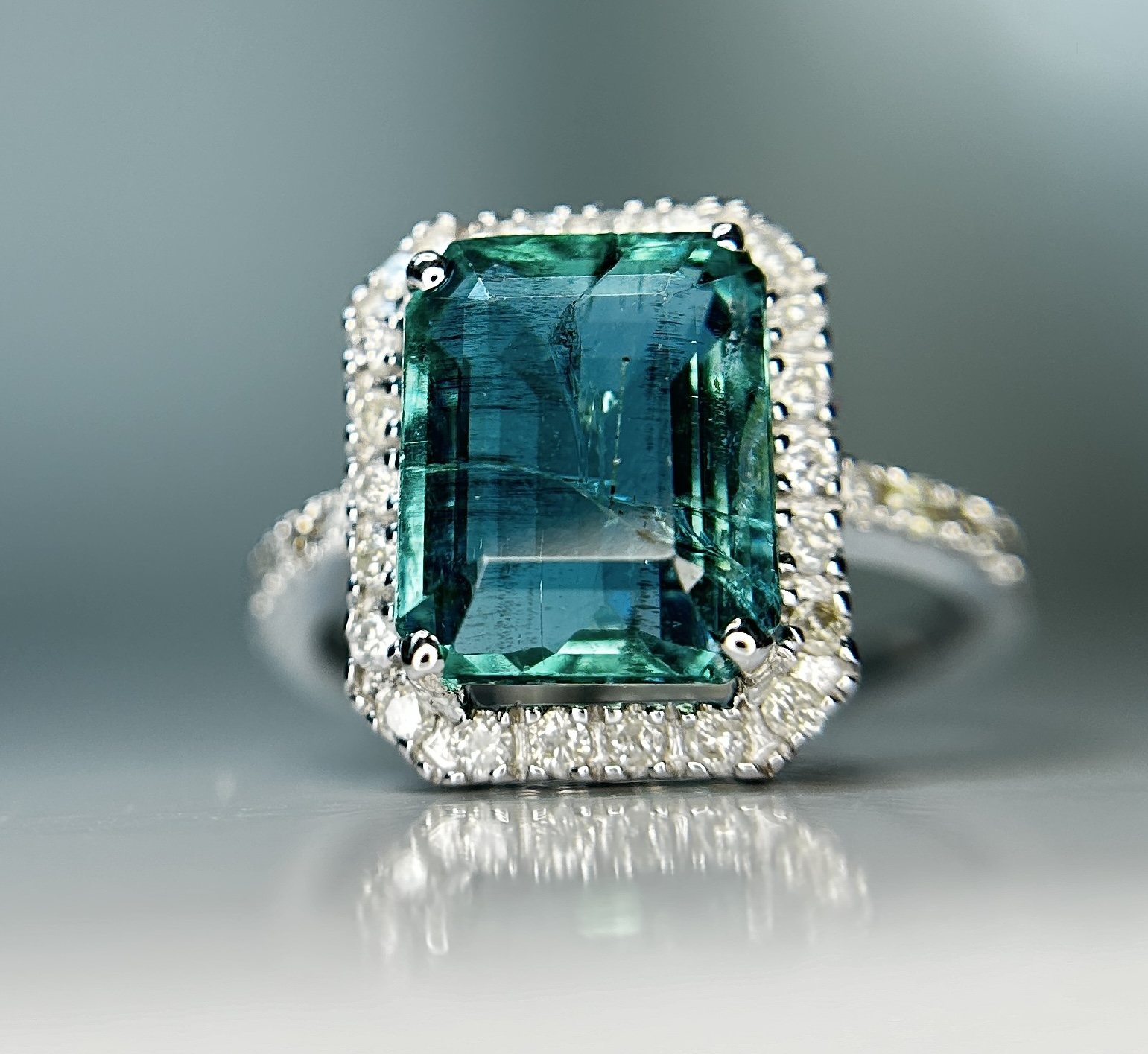 Beautiful Natural Emerald 4.27 CT With Natural Diamonds & 18kGold - Image 8 of 11