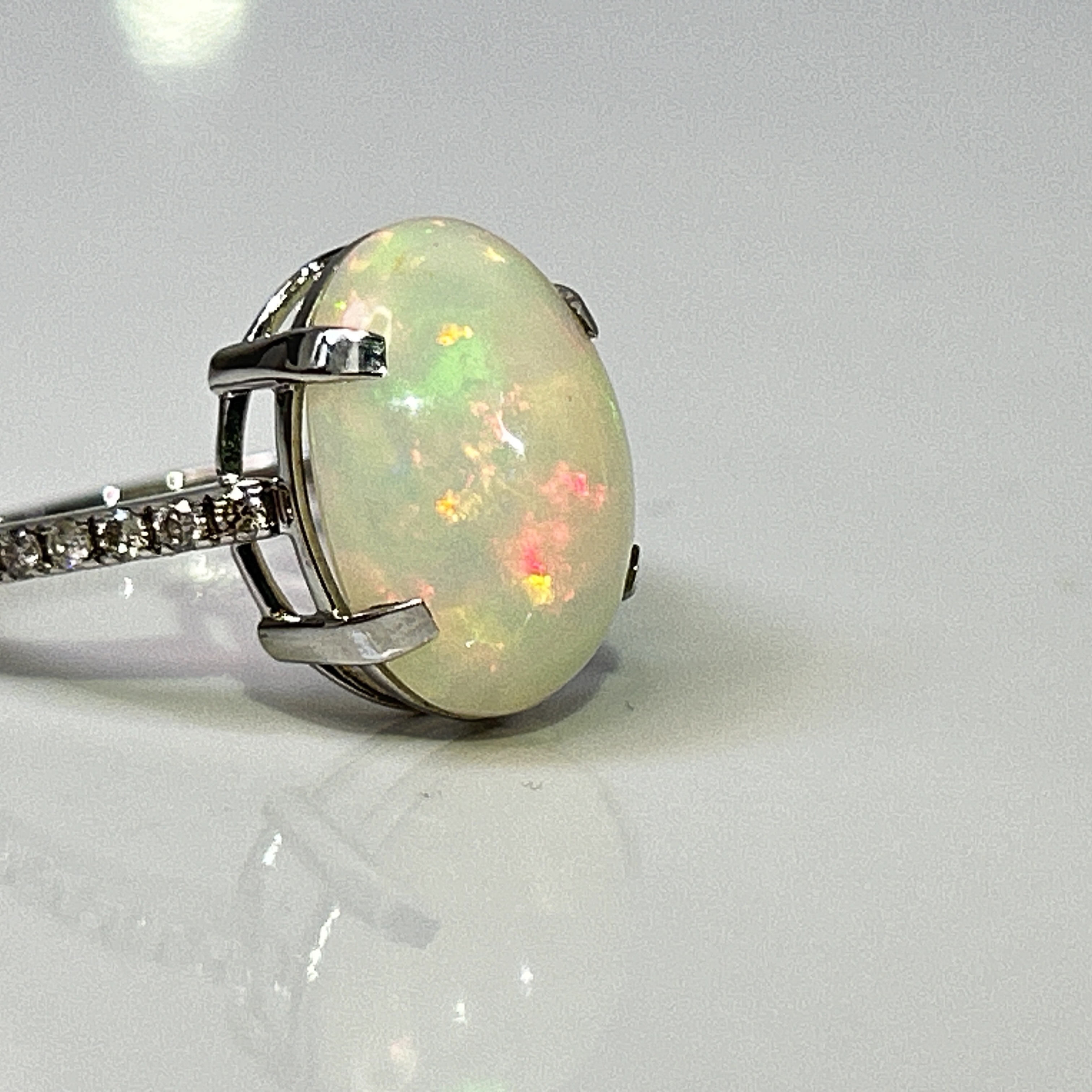 Beautiful Natural Opal 3.86 CT Ring With Natural Diamond and 18k Gold - Image 5 of 14