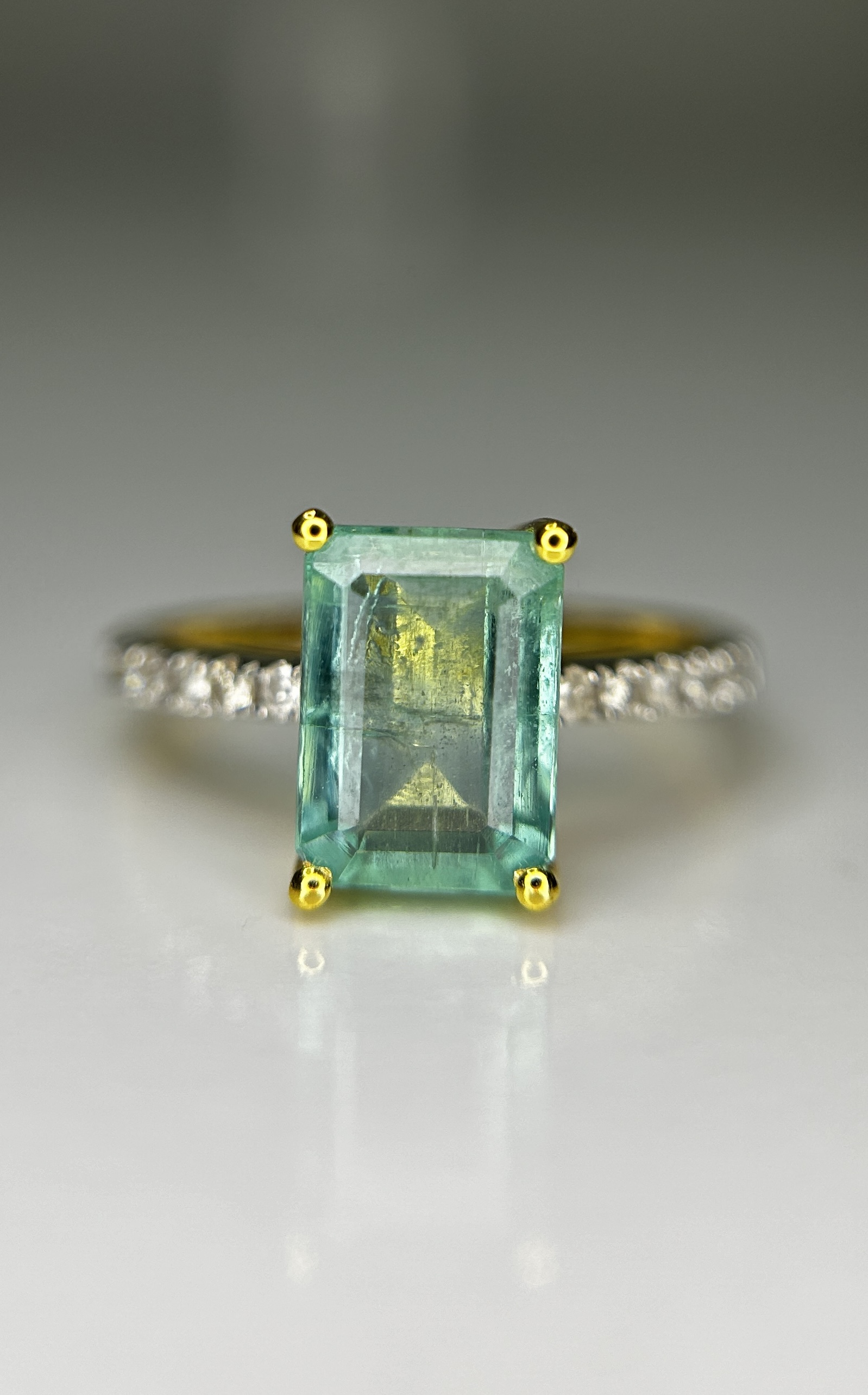 Beautiful Natural Emerald 2.68 CT With Natural Diamonds & 18k Gold - Image 2 of 8