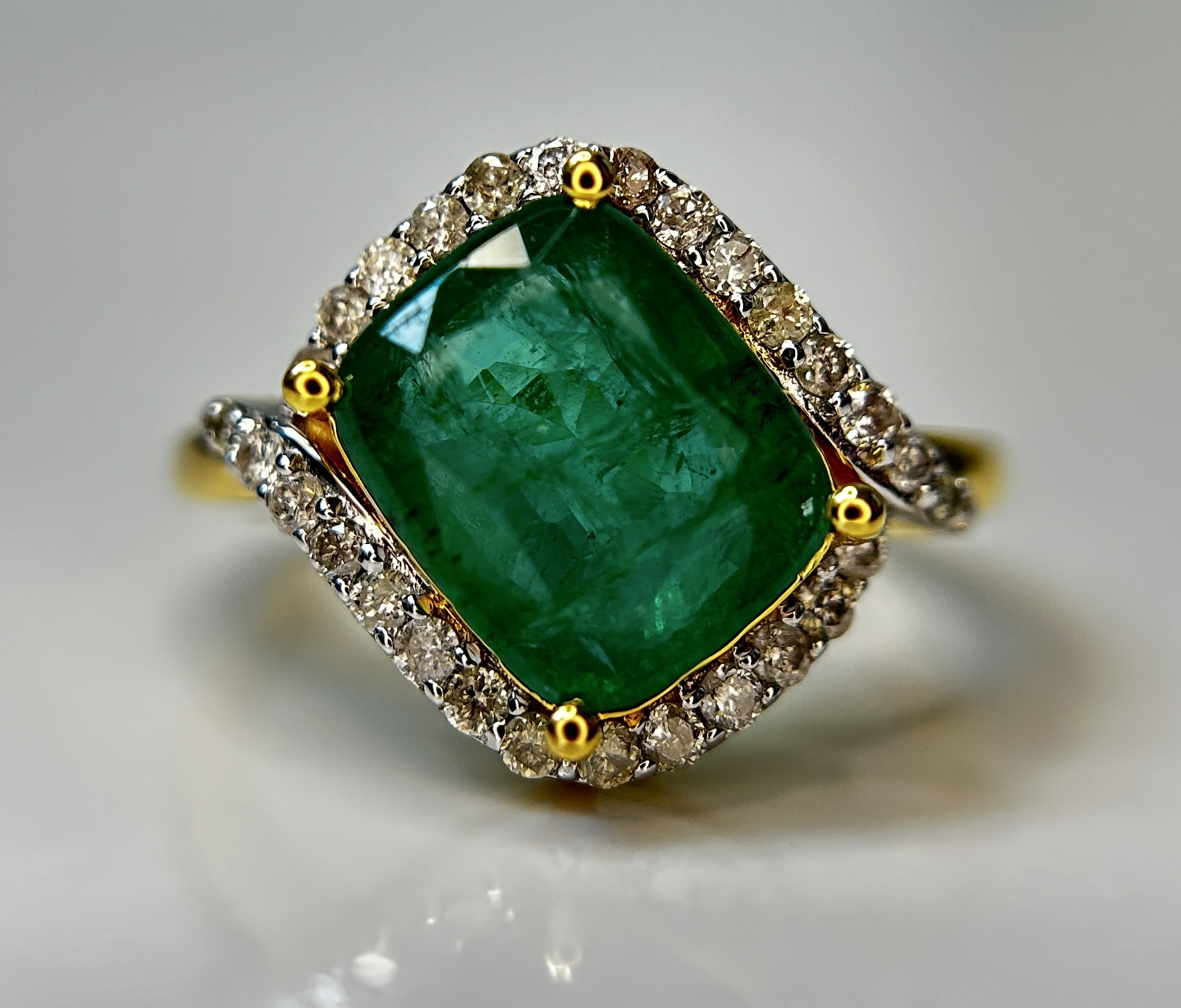 Beautiful Natural Emerald 3.04 CT With Natural Diamonds & 18k Gold - Image 4 of 13