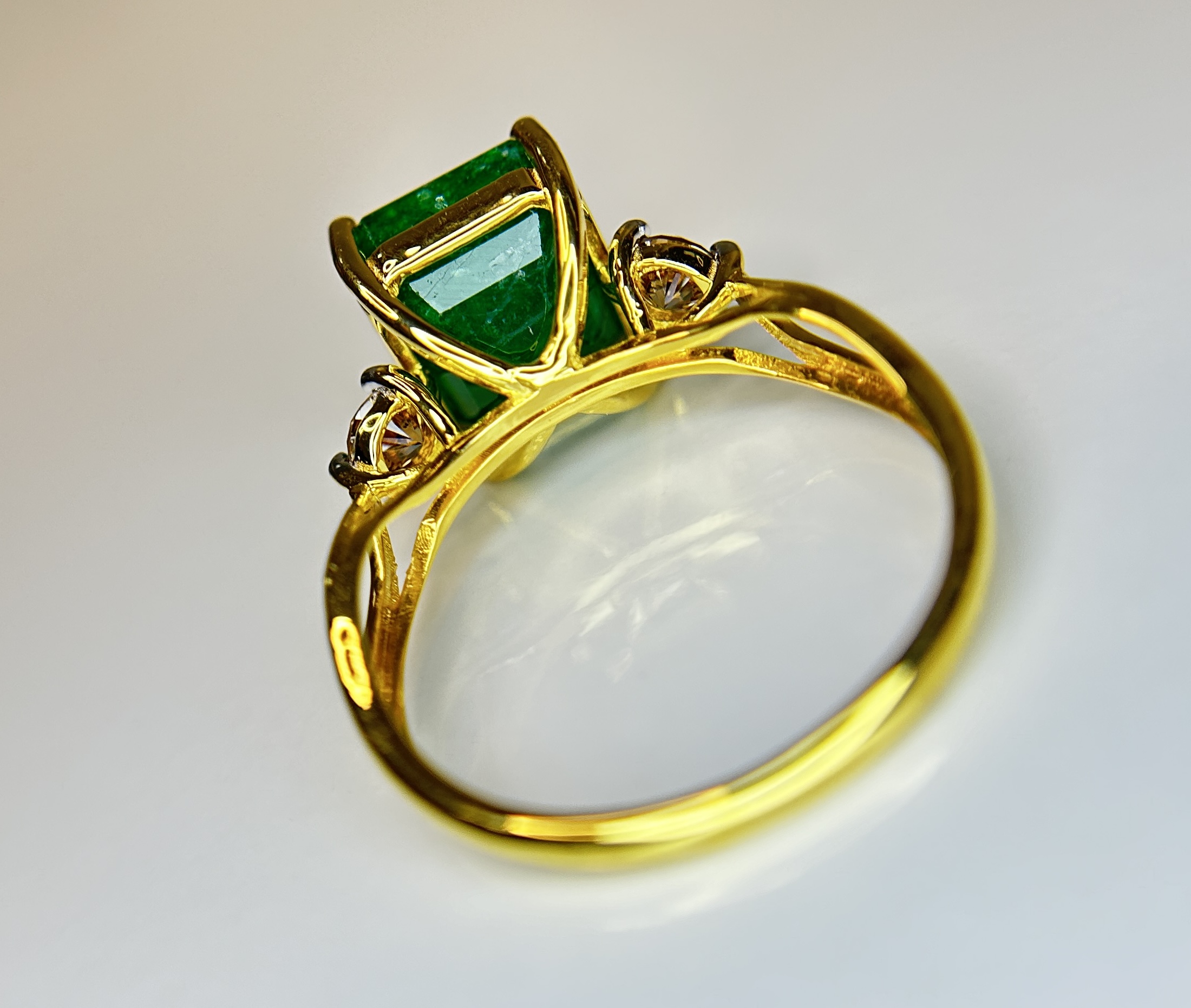 Beautiful Natural Emerald 4.76 CT With Natural Diamonds & 18k Gold - Image 4 of 10