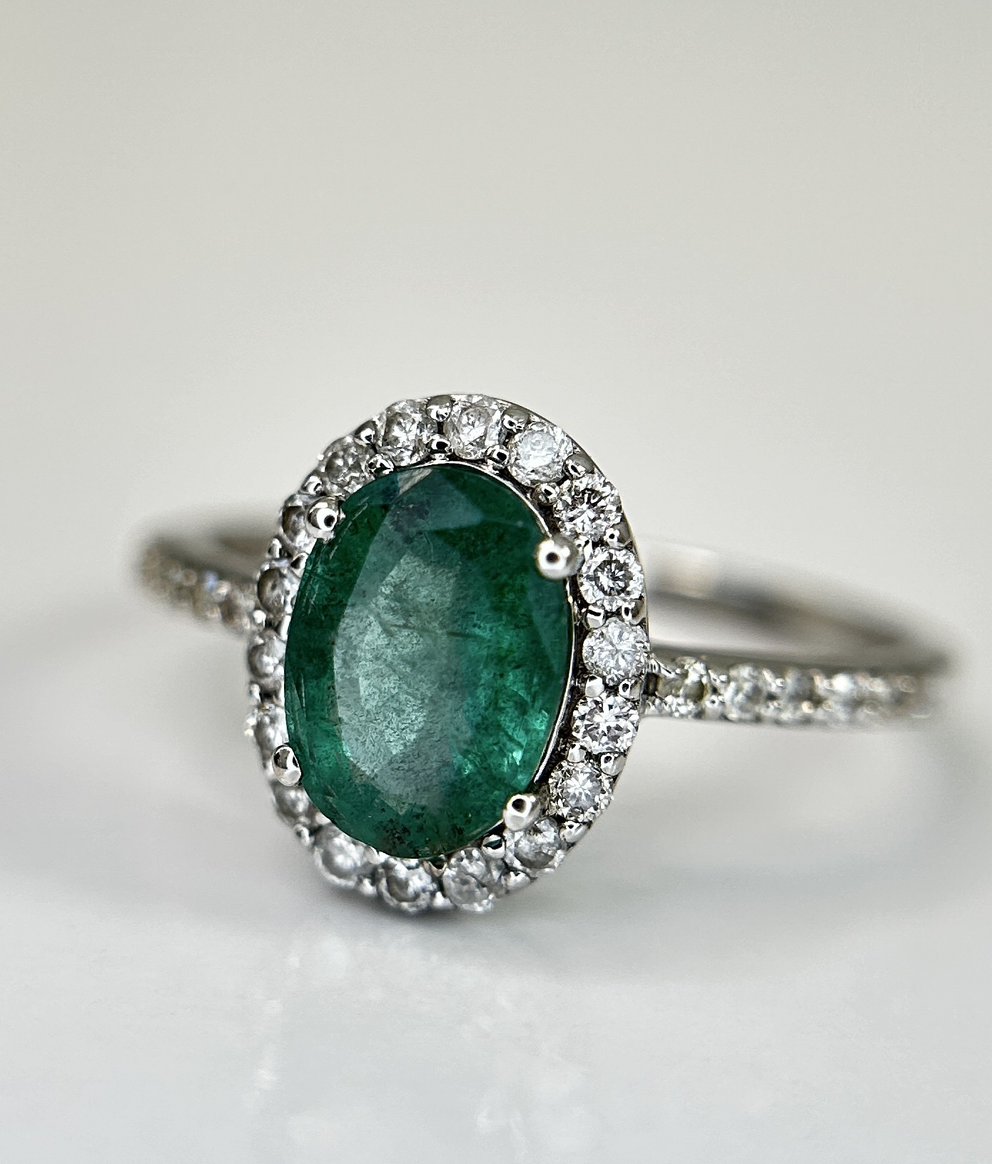 Beautiful Natural Emerald 1.22CT With Natural Diamonds & 18k Gold - Image 7 of 9